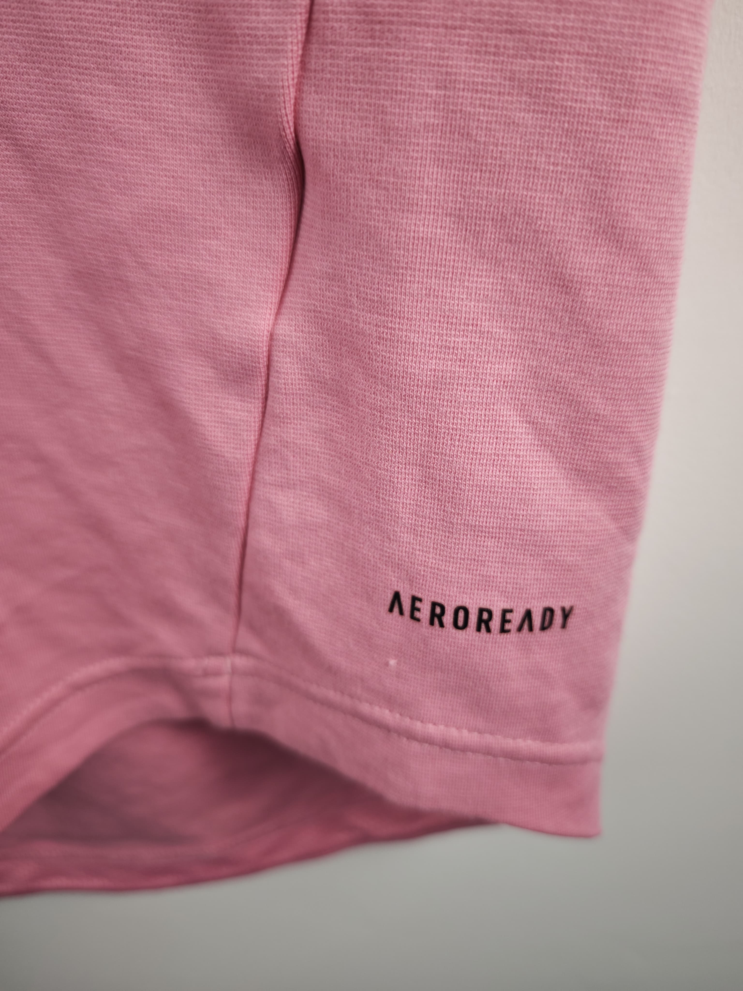 Camiseta Adidas Aeroready Rosa Pastel con Logo Central y Tres Rayas en Espalda - Talla M