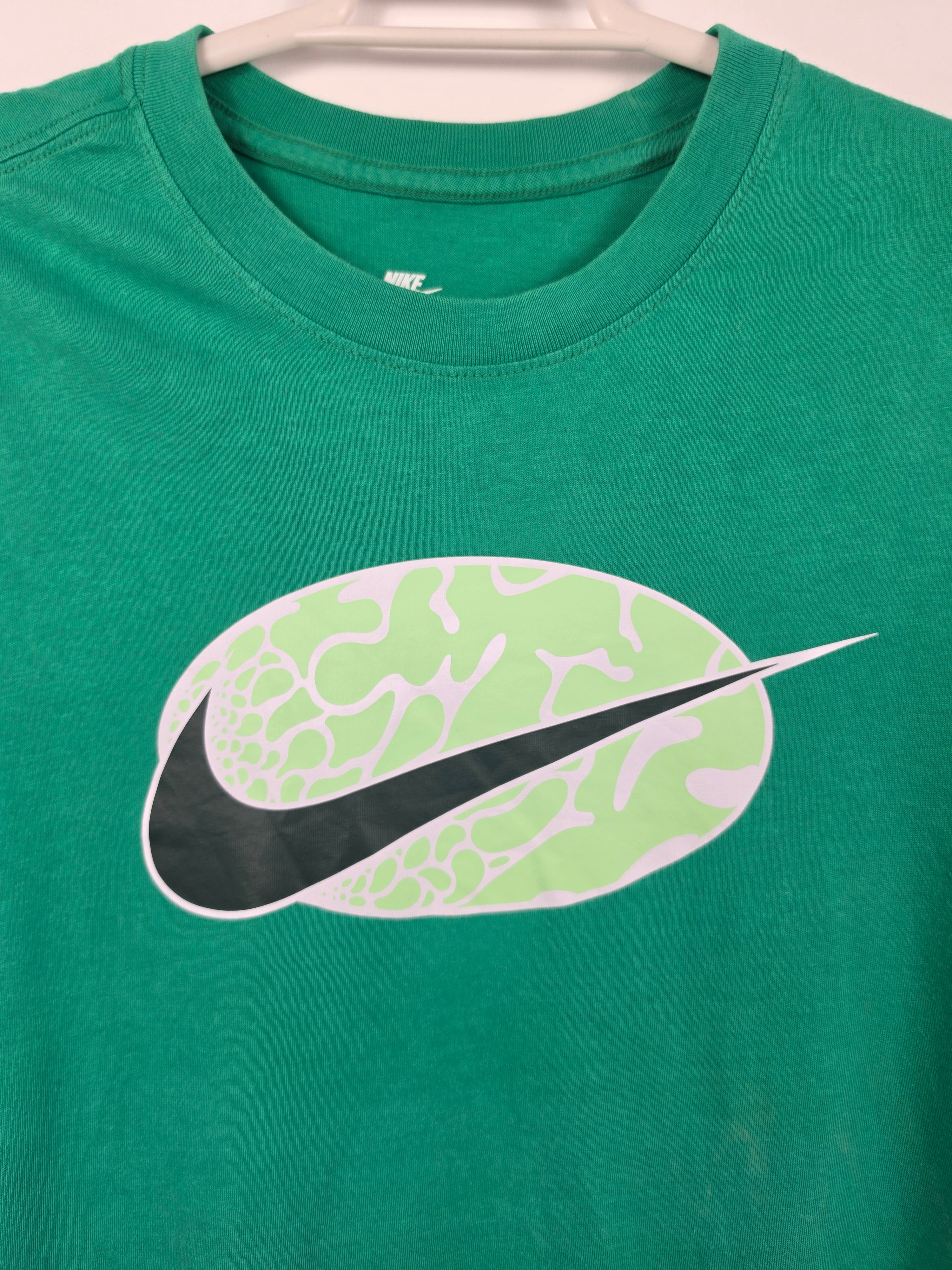 Camiseta Nike Verde - Talla M - Logo Swoosh Gráfico - Grado A