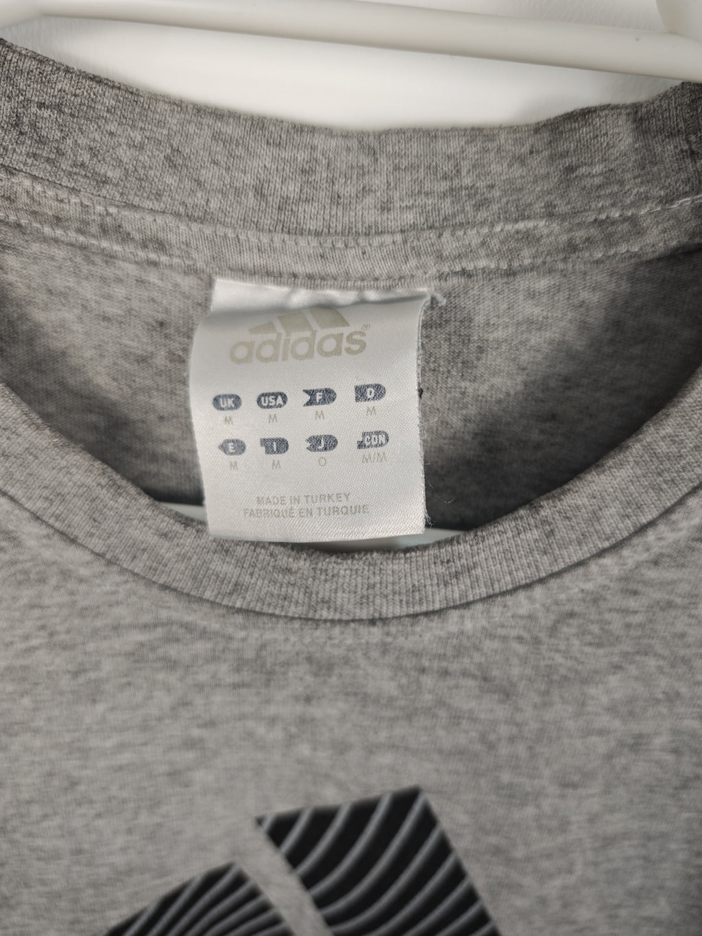 Camiseta Adidas Gris Jaspeada con Logotipo Frontal de Líneas Diagonales - Talla M