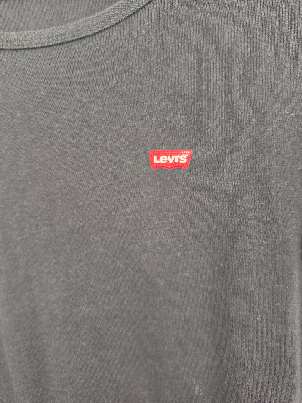 Camiseta Levi's Básica Negra Mujer - Logo Bordado - Talla M (44x57) - Grado A