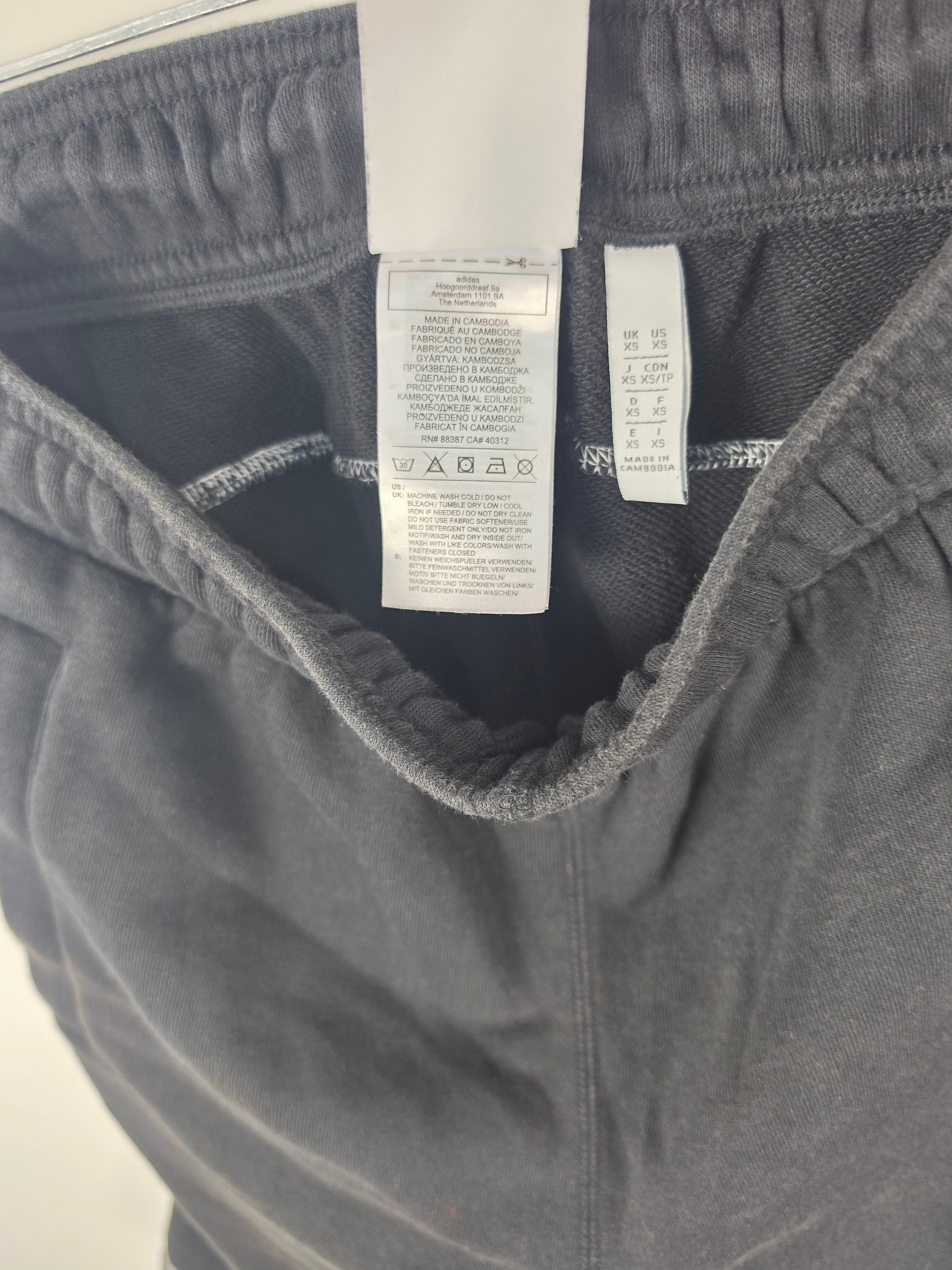 Pantalón Corto Adidas Essentials - Negro/Blanco - Talla XS - Buen Estado