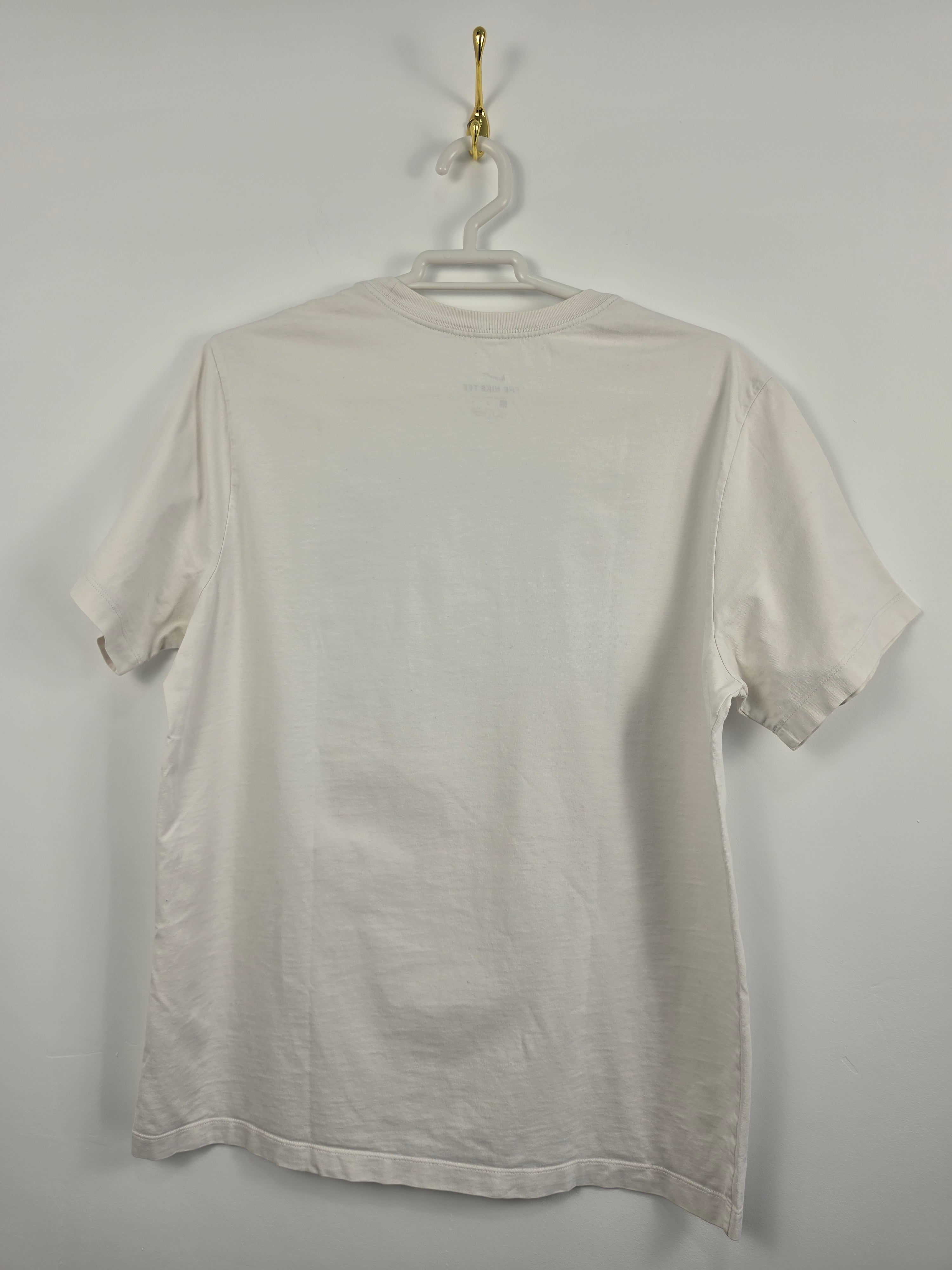 Camiseta Nike Graphic "Shoebox & Palm" Blanca - Talla L (55x70) - Grado B