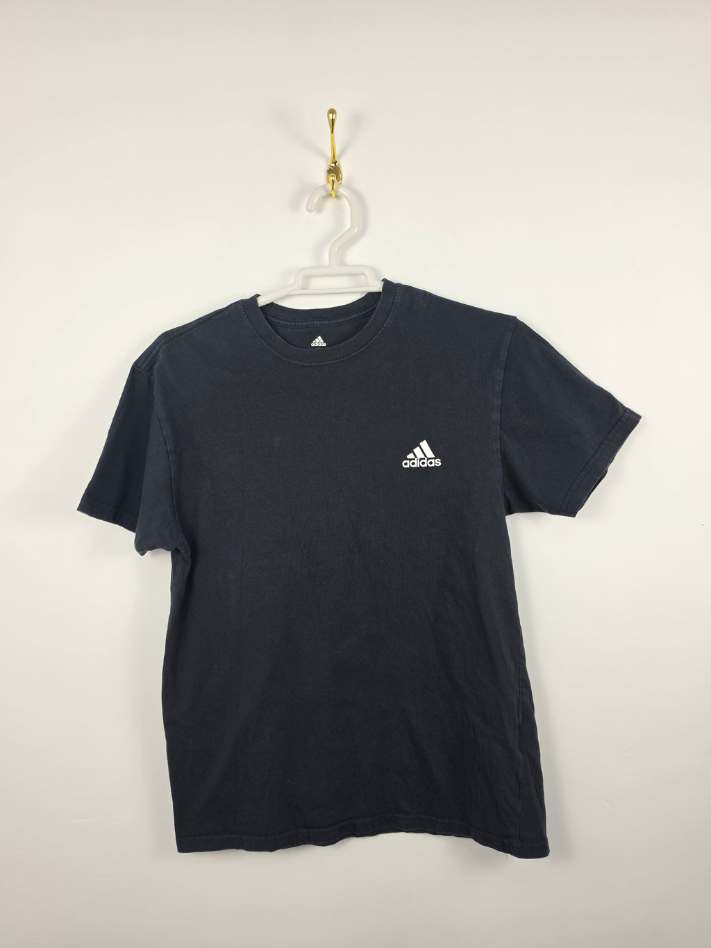Camiseta Adidas Básica Negra - Logo Bordado - Talla S (46x65) - Grado A