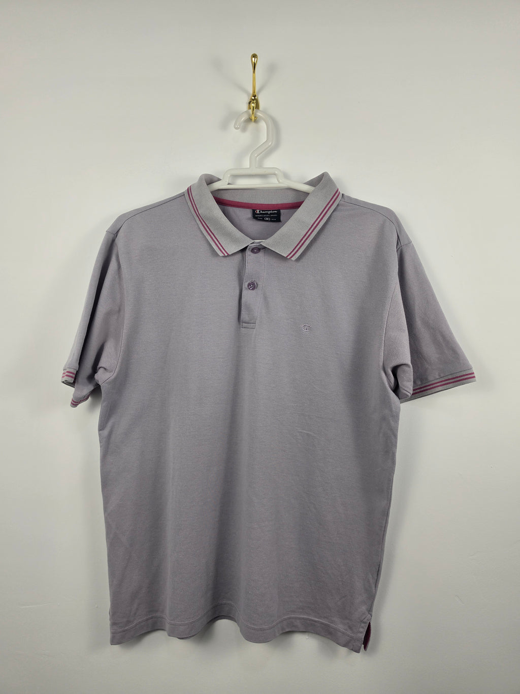 Polo Champion Vintage Violeta Claro - Detalles Granate - Talla M Box-Fit (54x65) - Grado A