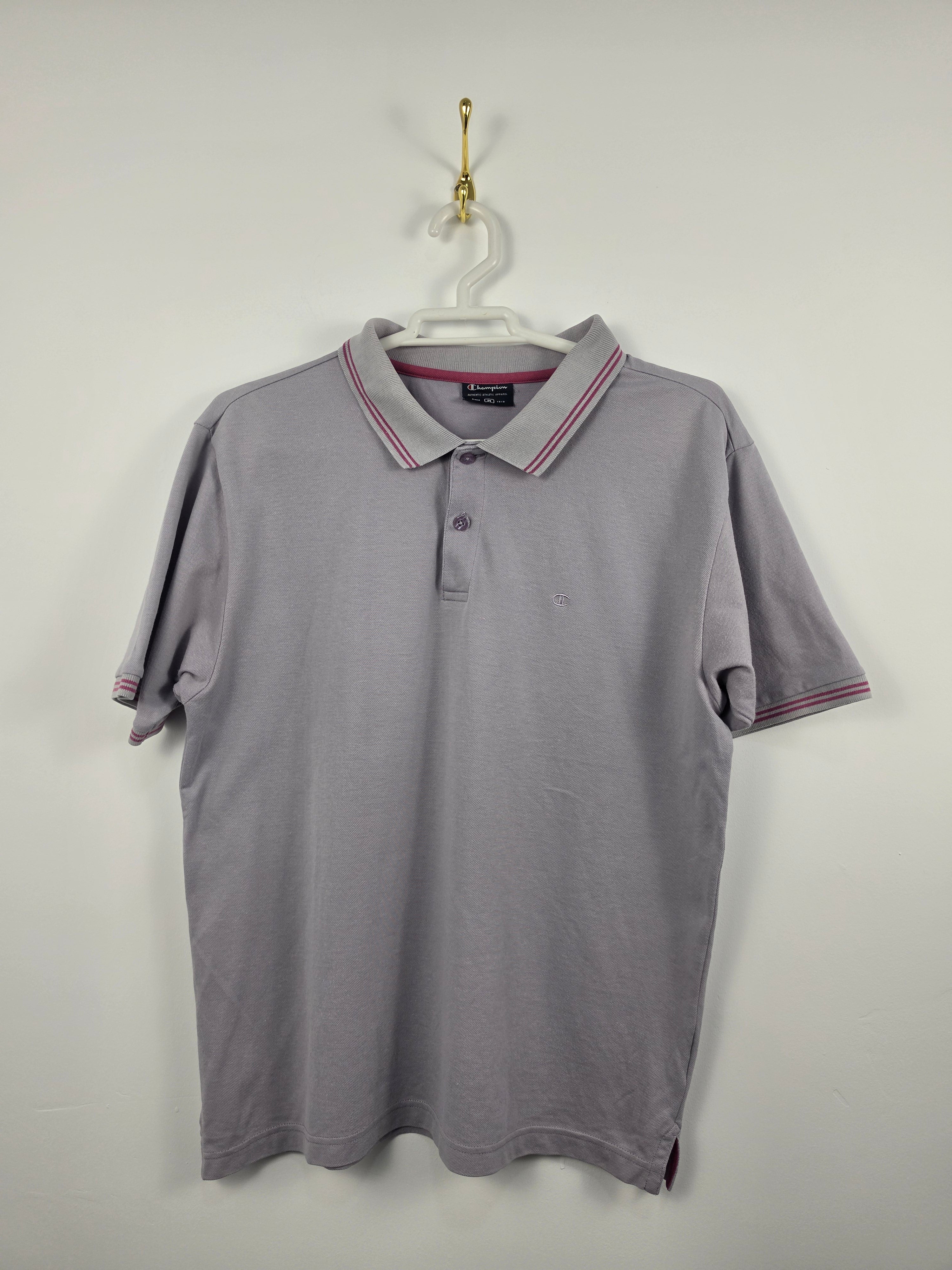 Polo Champion Vintage Violeta Claro - Detalles Granate - Talla M Box-Fit (54x65) - Grado A
