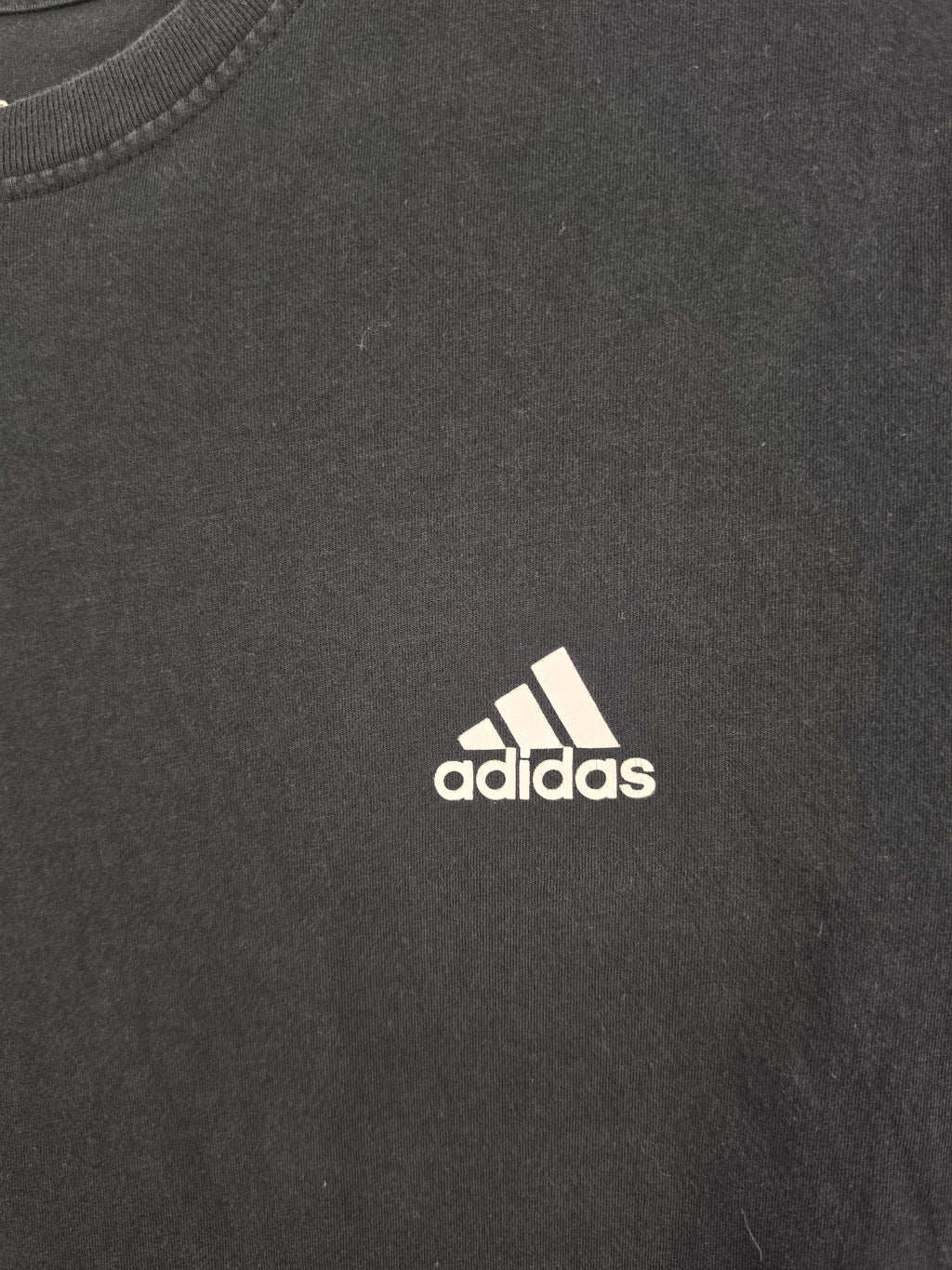 Camiseta Adidas Básica Negra - Logo Bordado - Talla S (46x65) - Grado A