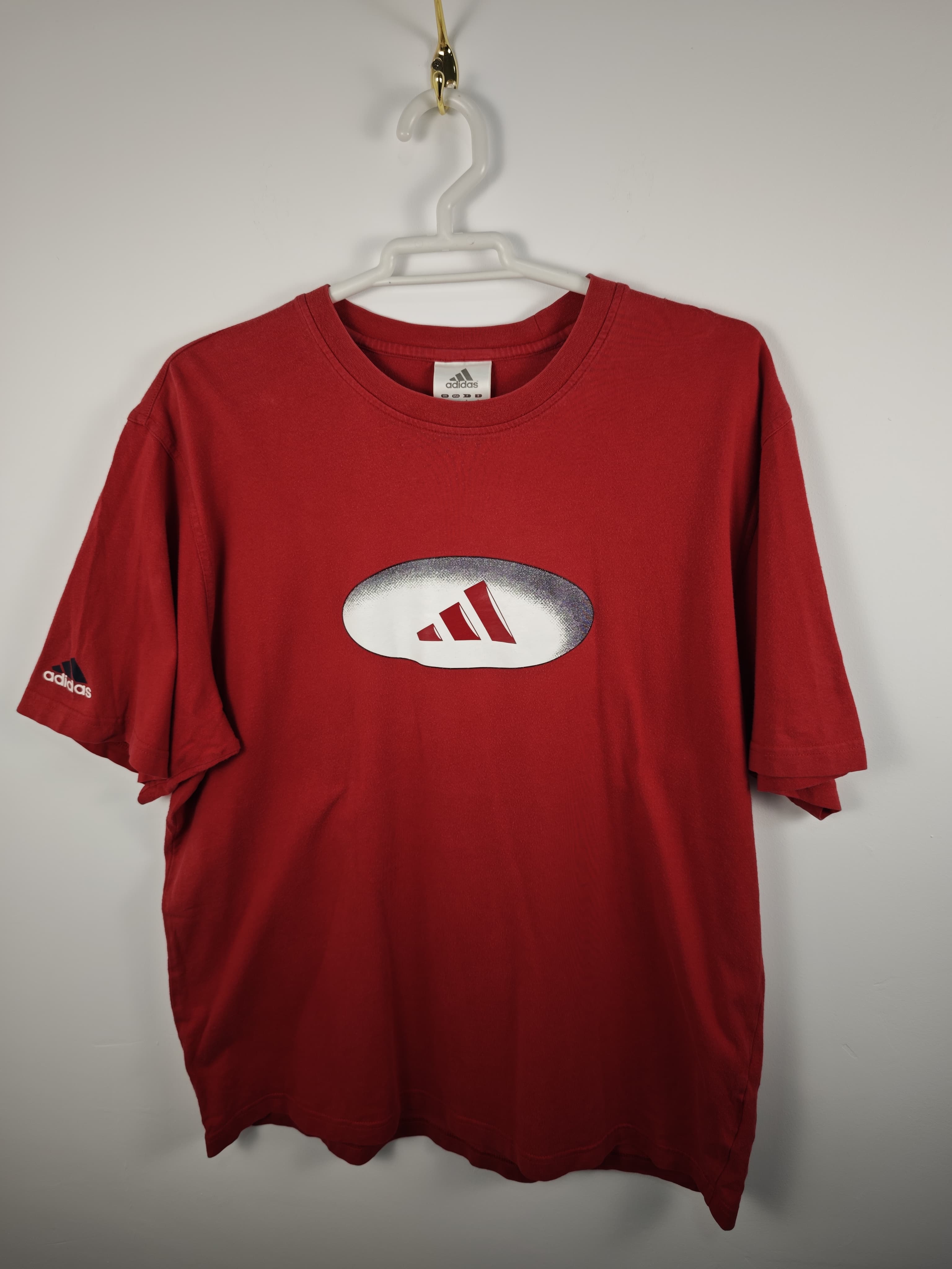 Camiseta Adidas Vintage Roja con Logotipo Frontal Ovalado en Degradado - Talla XL
