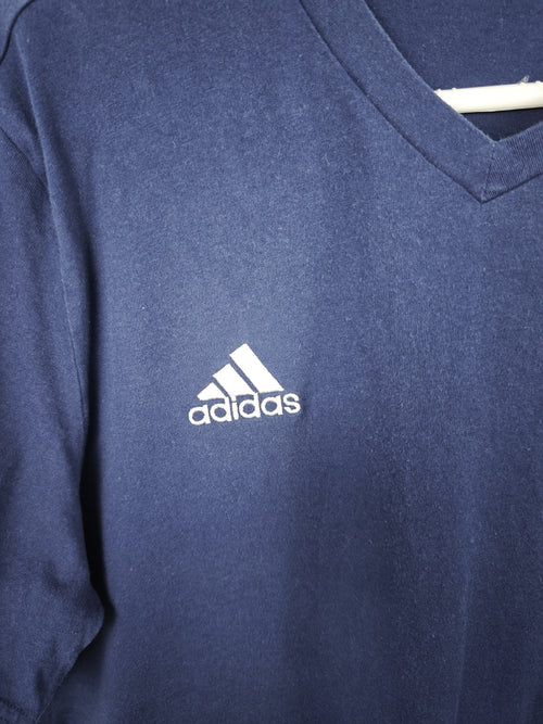 Camiseta Adidas Azul Marino con Cuello en Pico y Logotipo Bordado - Talla L