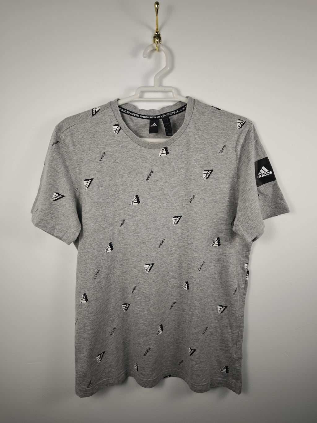 Camiseta Adidas Gris Jaspeada con Estampado Integral de Logotipos y Parche en Manga - Talla M