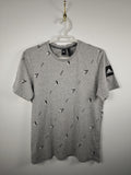 Camiseta Adidas Gris Jaspeada con Estampado Integral de Logotipos y Parche en Manga - Talla M