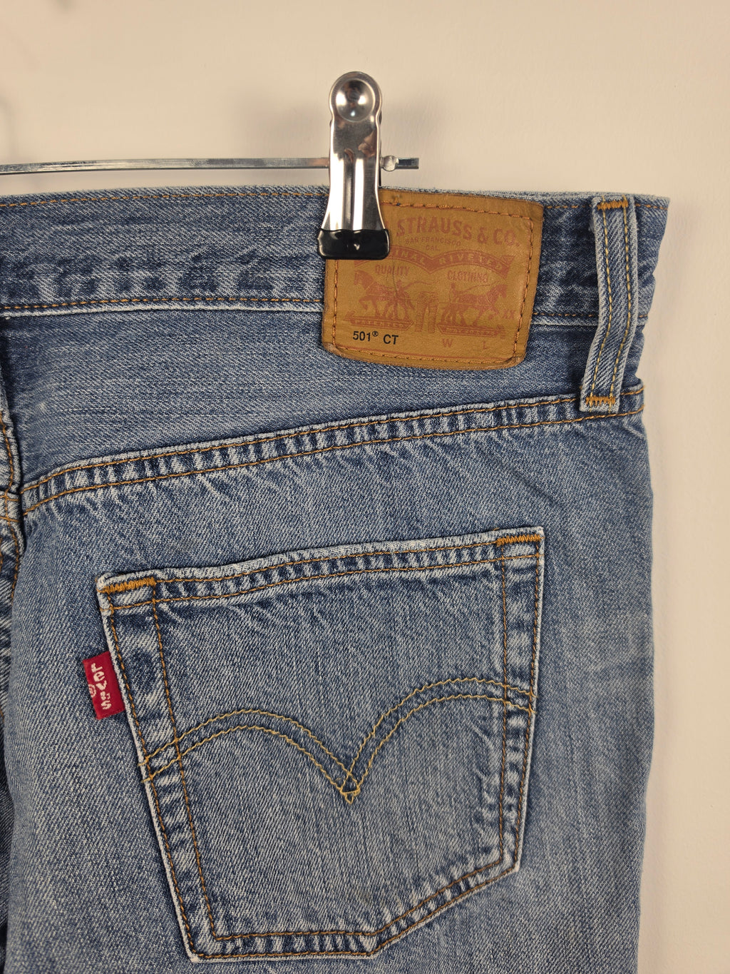 Pantalón Vaquero Corto Levi's - Efecto Desgastado - Talla W28 (Real 42x38) - Buen Estado