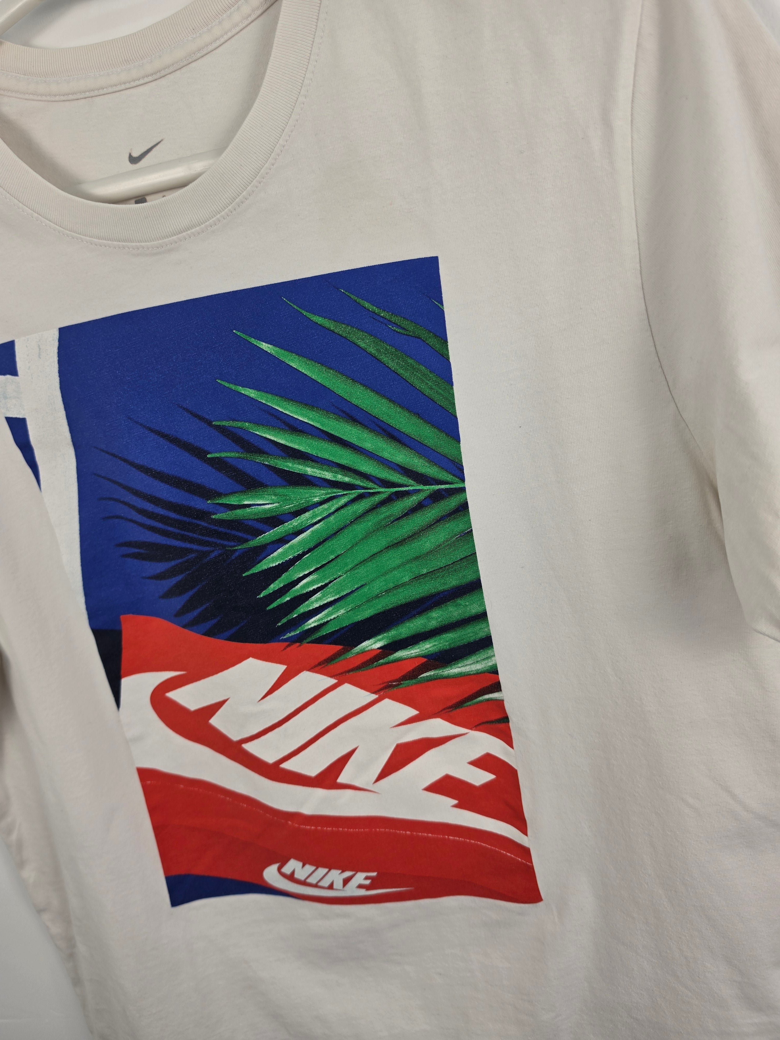 Camiseta Nike Graphic "Shoebox & Palm" Blanca - Talla L (55x70) - Grado B