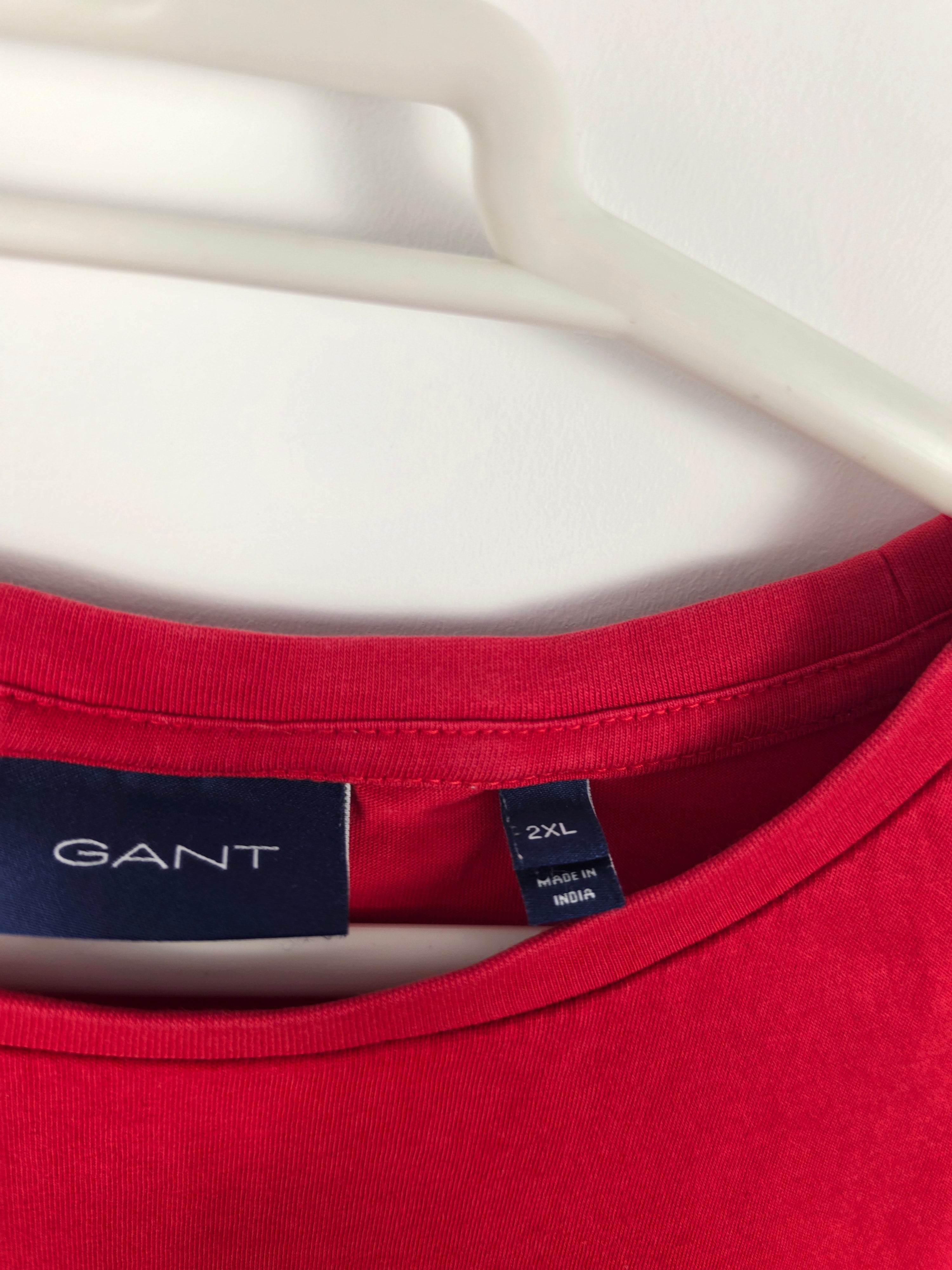 Camiseta Gant Roja - Talla 2XL - Logo Bordado - Grado A