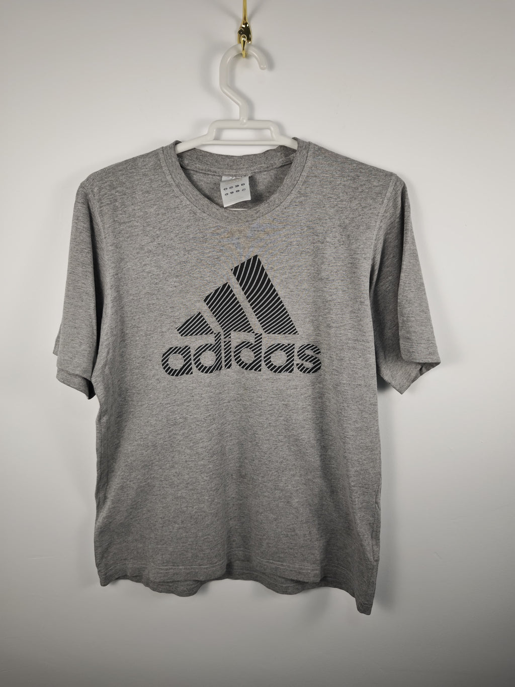 Camiseta Adidas Gris Jaspeada con Logotipo Frontal de Líneas Diagonales - Talla M