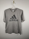Camiseta Adidas Gris Jaspeada con Logotipo Frontal de Líneas Diagonales - Talla M