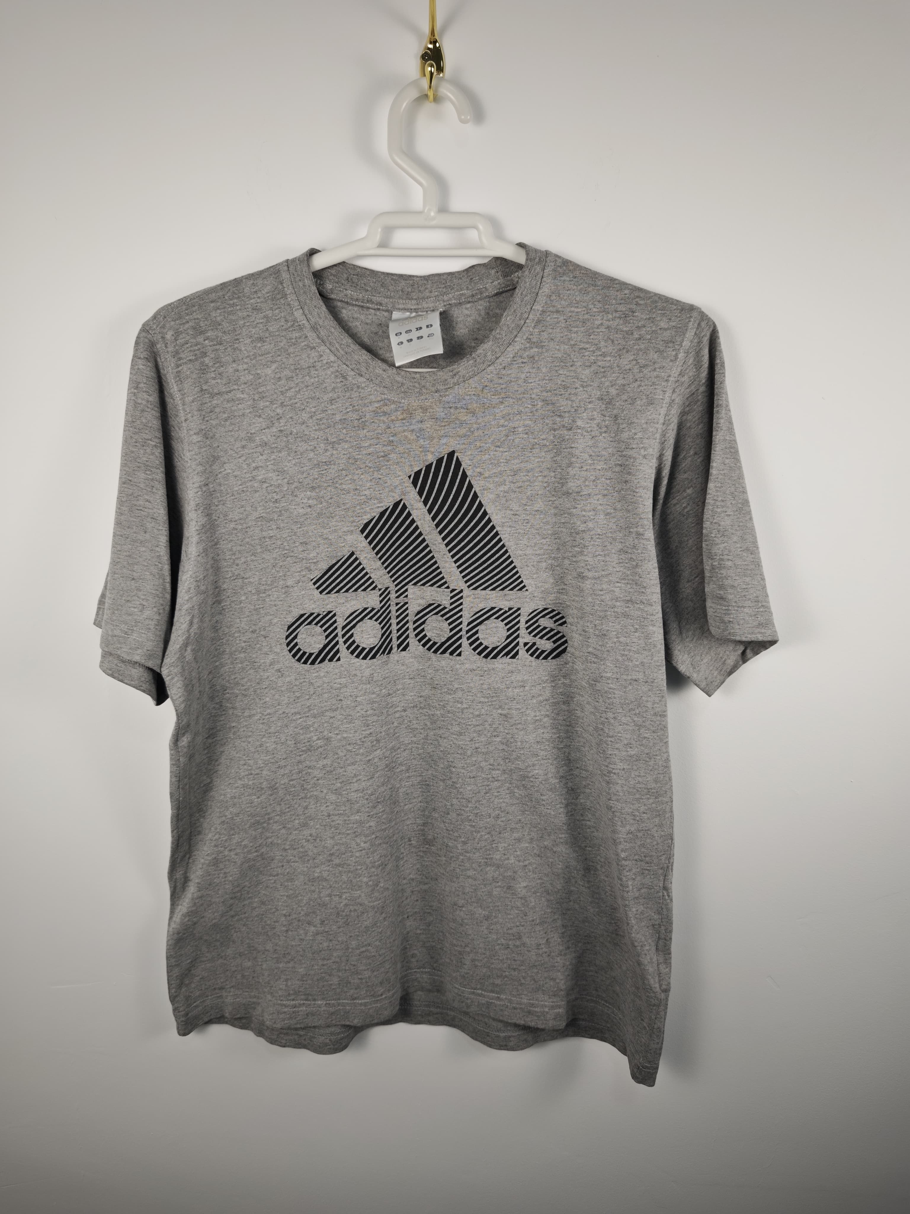 Camiseta Adidas Gris Jaspeada con Logotipo Frontal de Líneas Diagonales - Talla M