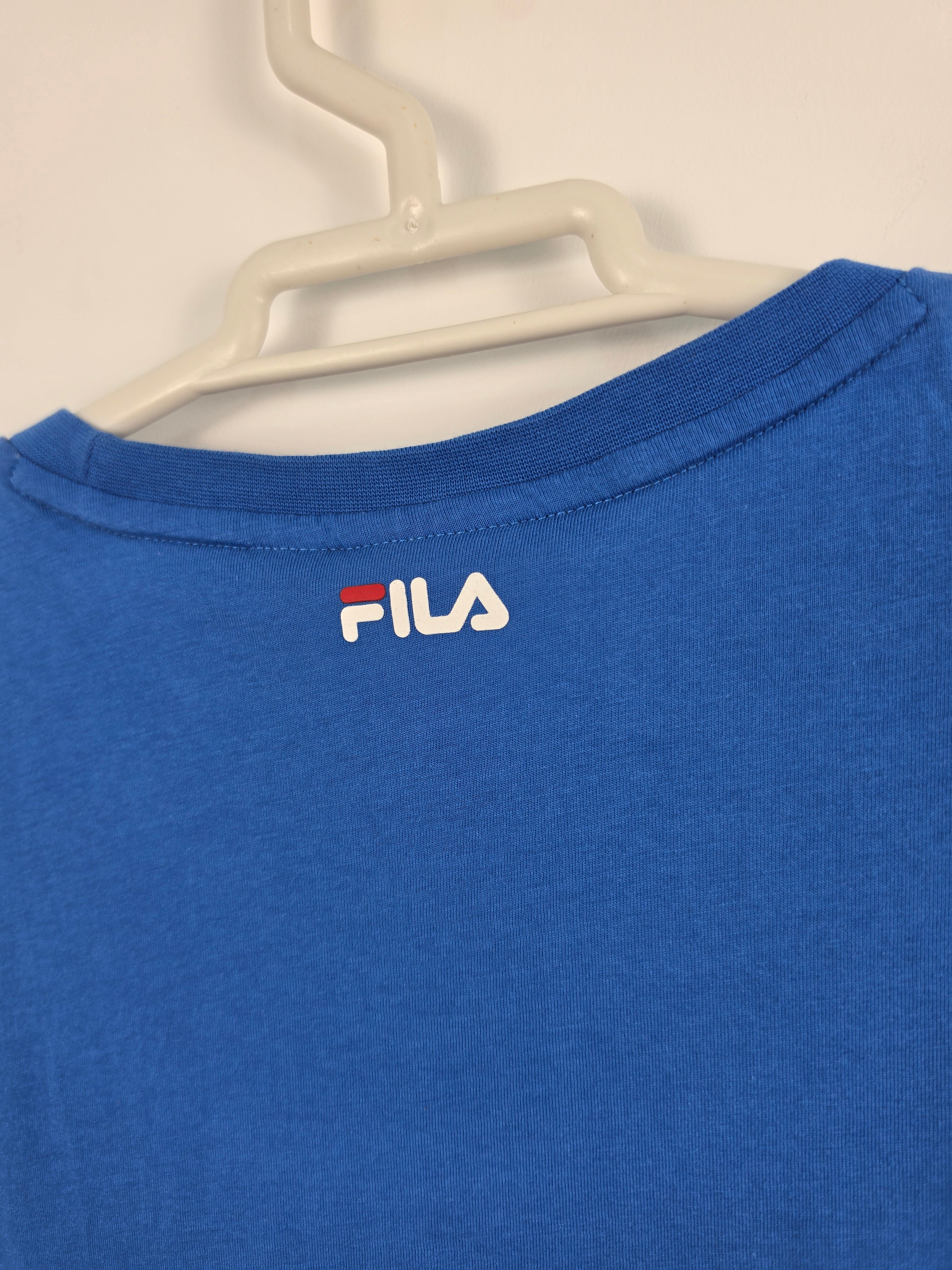 Camiseta Fila Azul Royal - Doble Logo - Talla XL en etiqueta / Talla real L (56x70) - Grado A