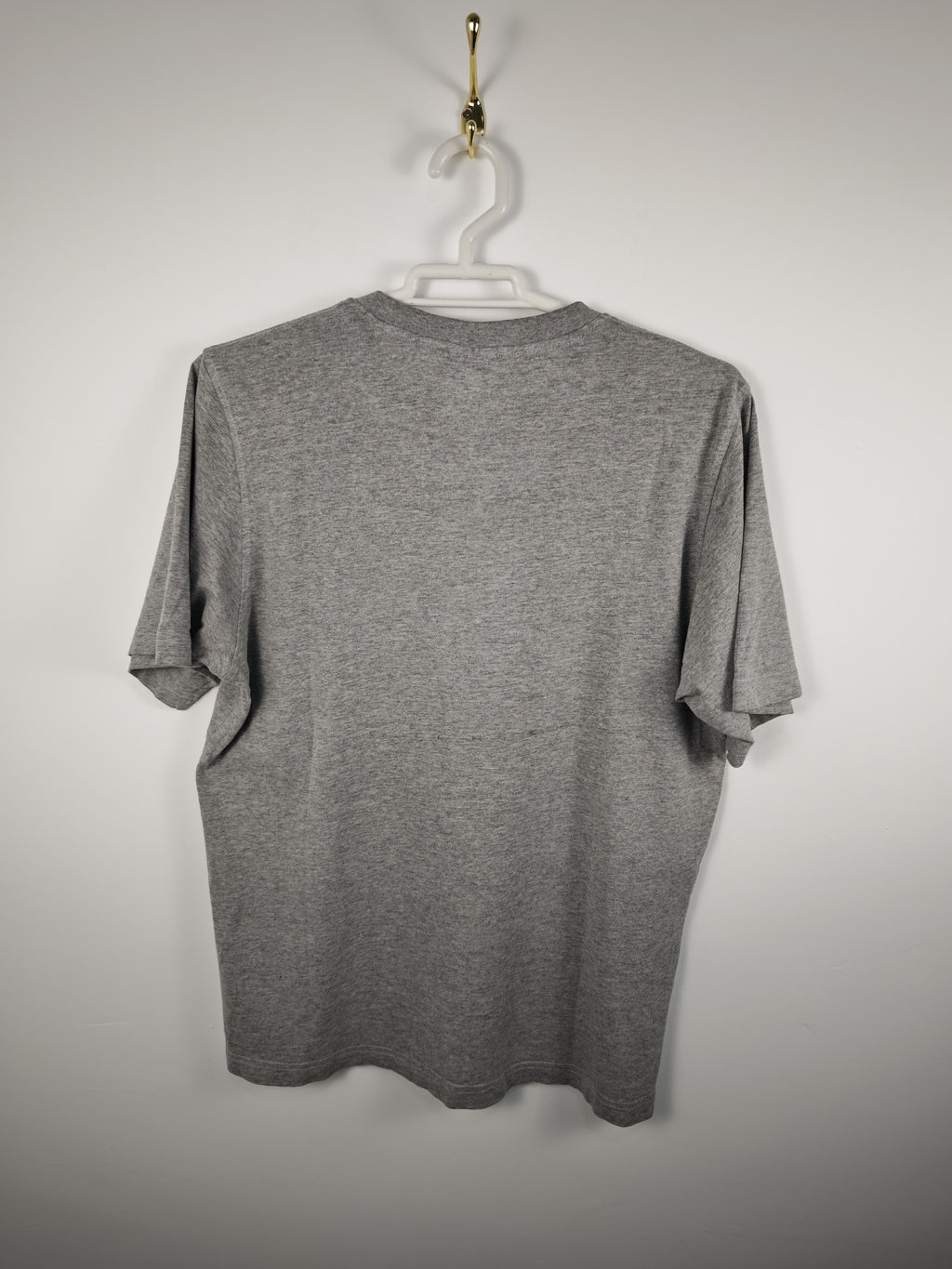 Camiseta Adidas Gris Jaspeada con Logotipo Frontal de Líneas Diagonales - Talla M