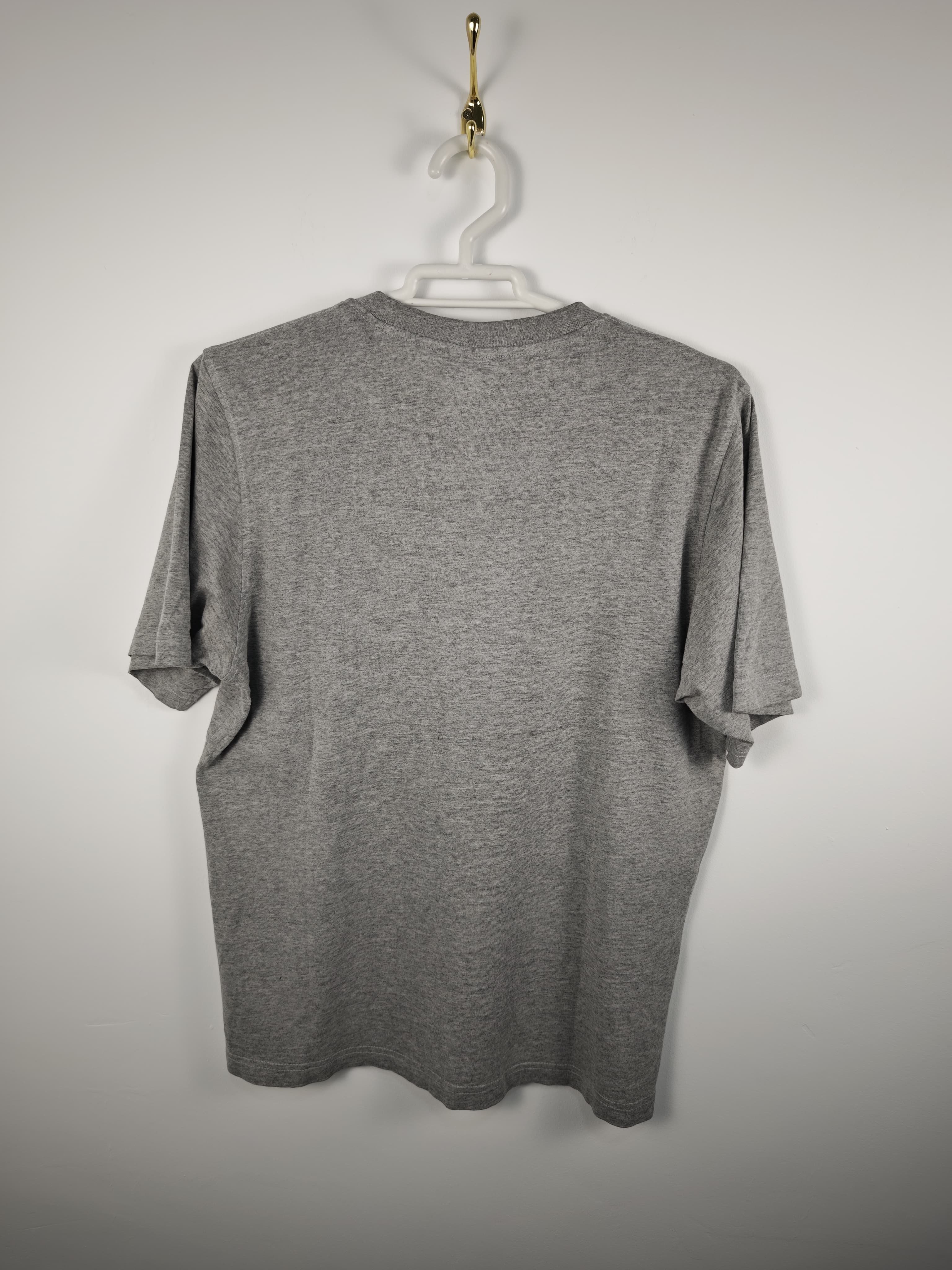 Camiseta Adidas Gris Jaspeada con Logotipo Frontal de Líneas Diagonales - Talla M