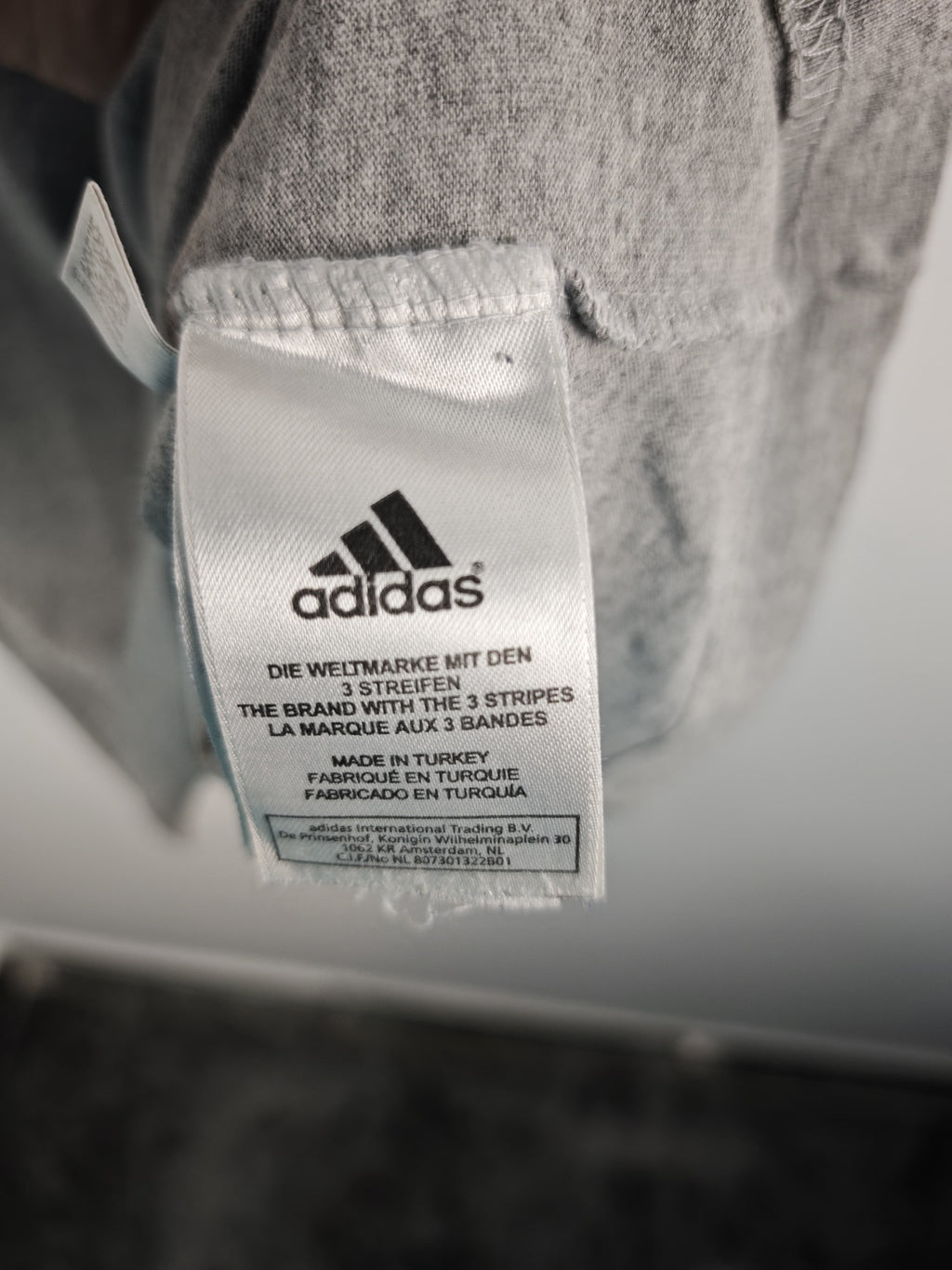 Camiseta Adidas Gris Jaspeada con Logotipo Frontal de Líneas Diagonales - Talla M