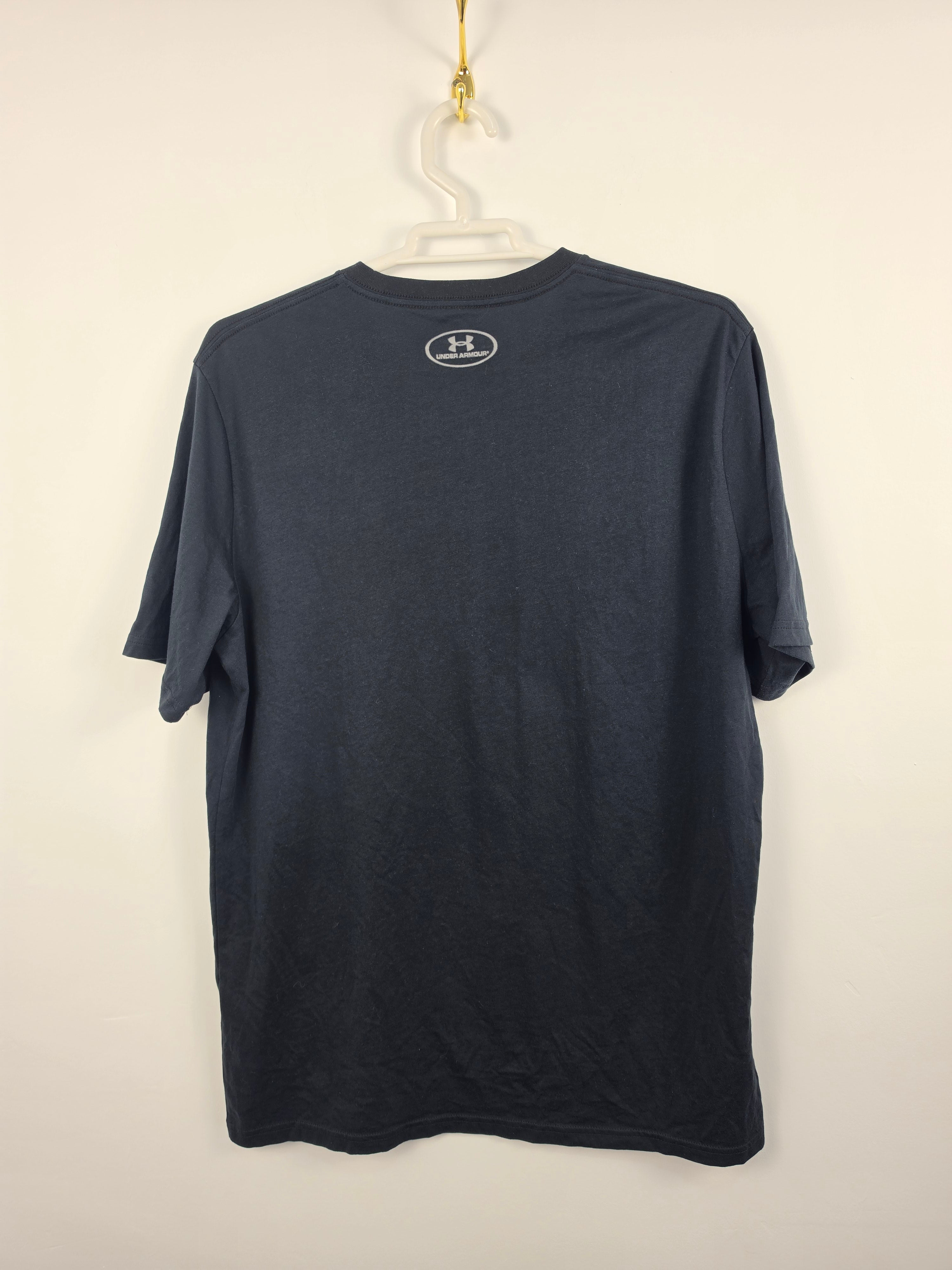 Camiseta Under Armour Negra - Logo Plateado - Talla L (56x74) - Grado A