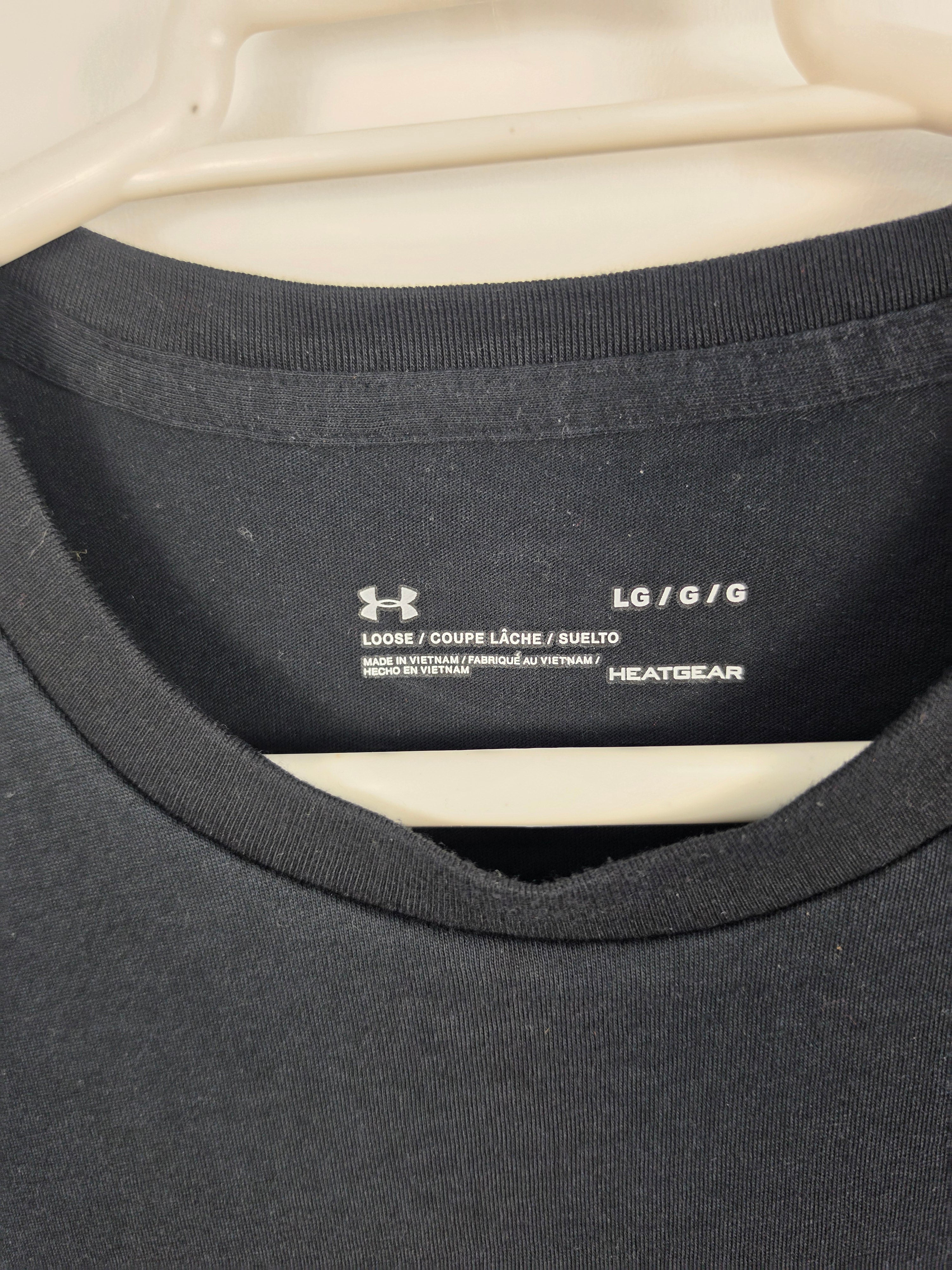Camiseta Under Armour Negra - Logo Plateado - Talla L (56x74) - Grado A
