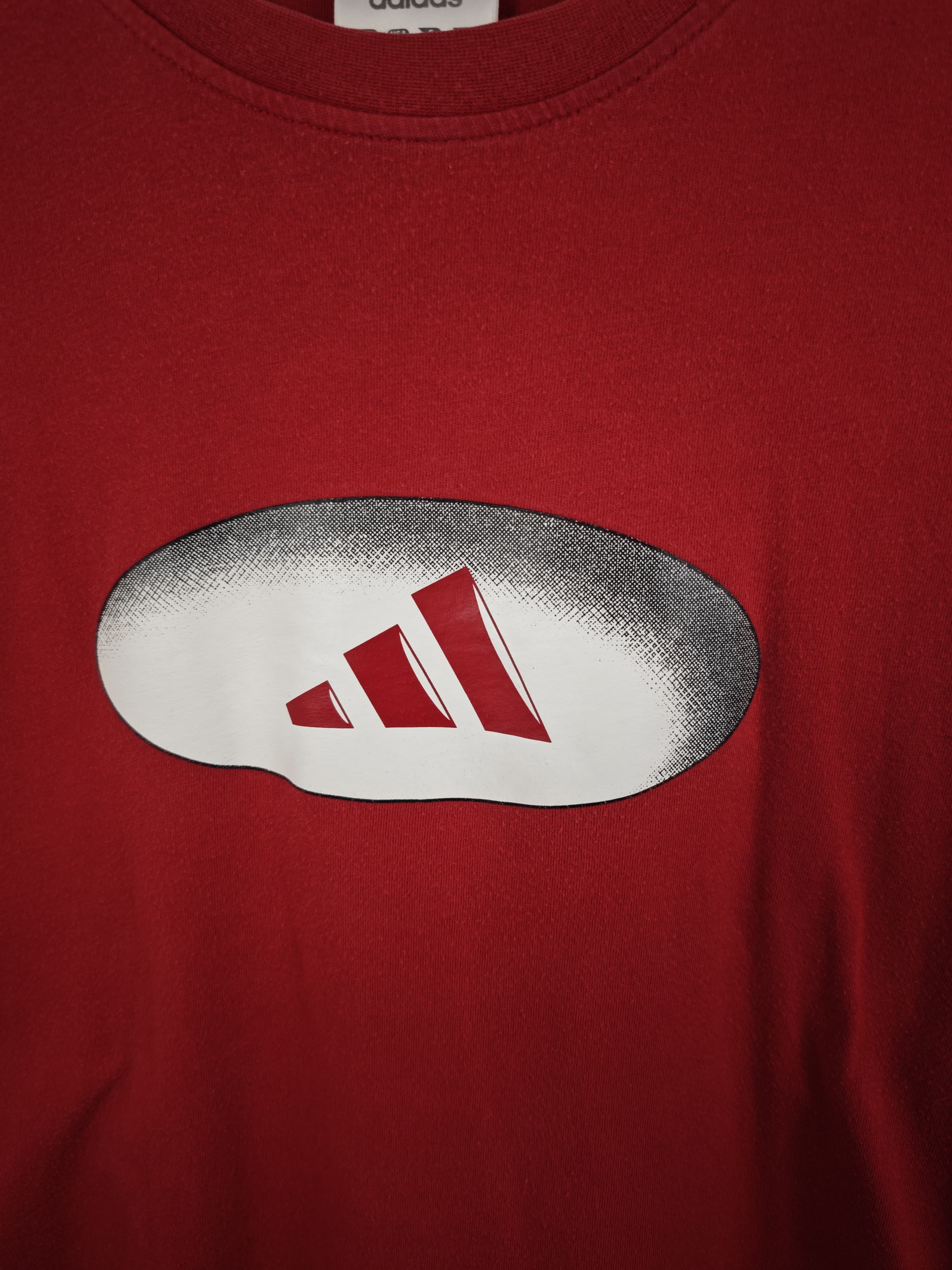 Camiseta Adidas Vintage Roja con Logotipo Frontal Ovalado en Degradado - Talla XL