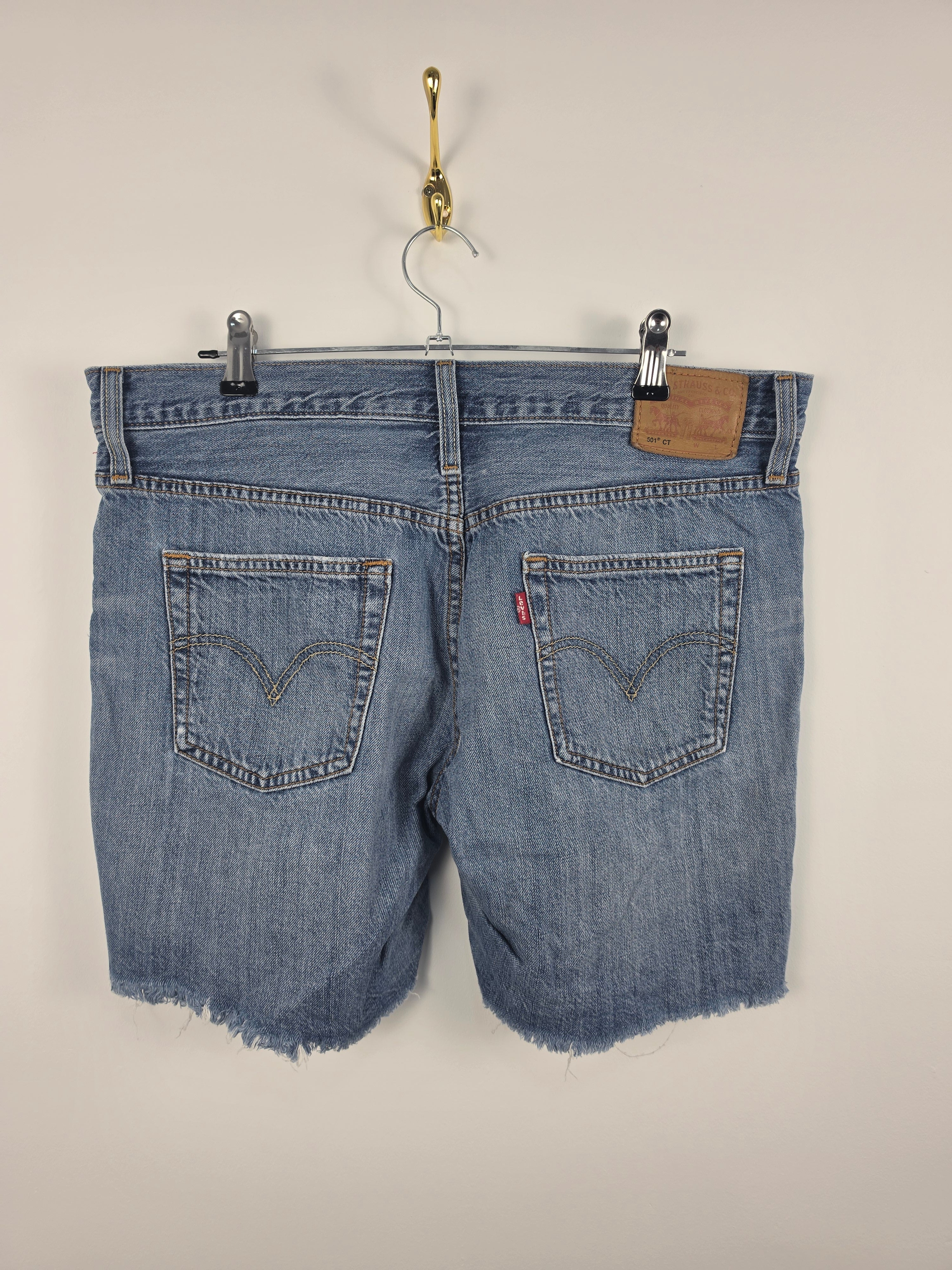 Pantalón Vaquero Corto Levi's - Efecto Desgastado - Talla W28 (Real 42x38) - Buen Estado