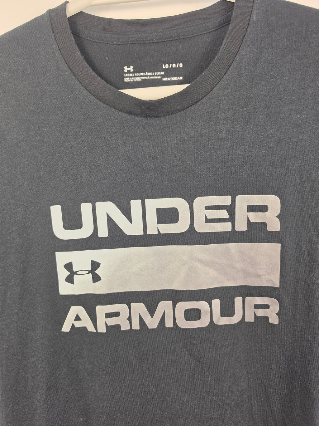 Camiseta Under Armour Negra - Logo Plateado - Talla L (56x74) - Grado A