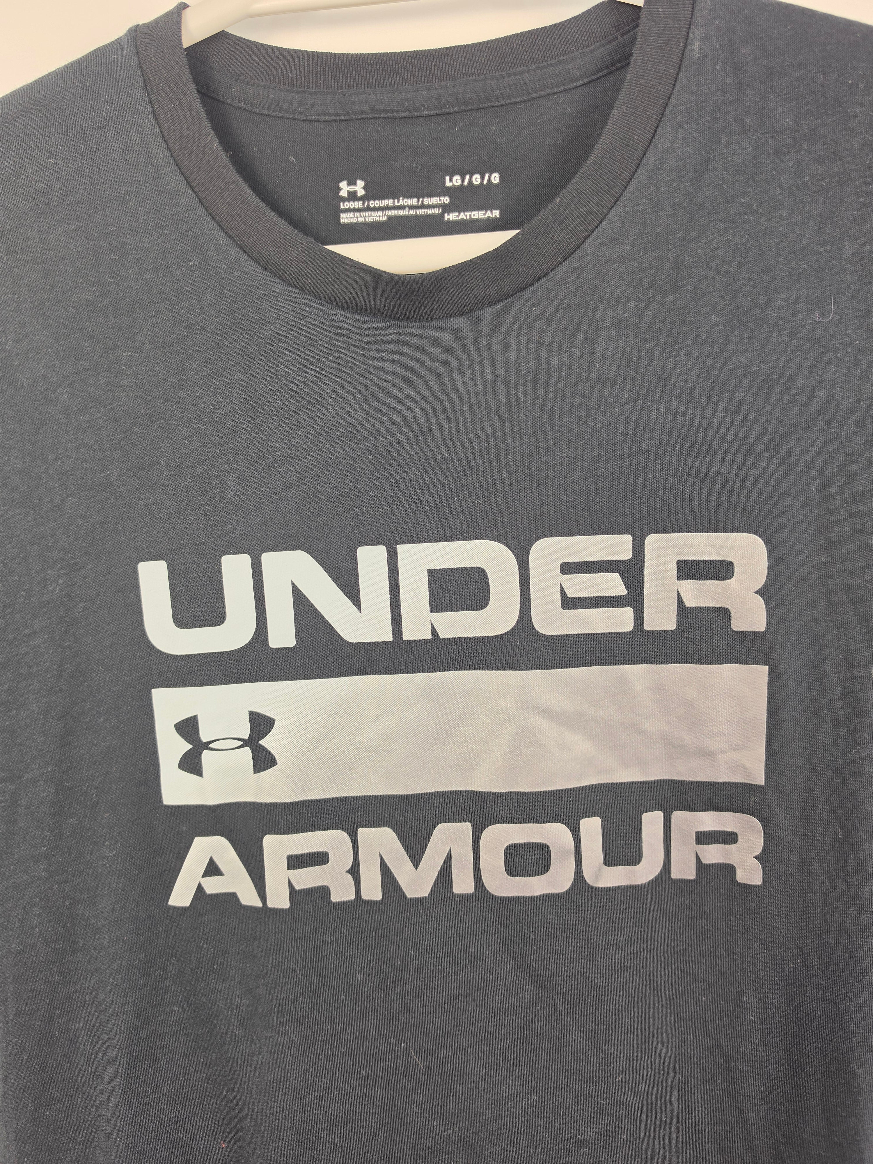 Camiseta Under Armour Negra - Logo Plateado - Talla L (56x74) - Grado A