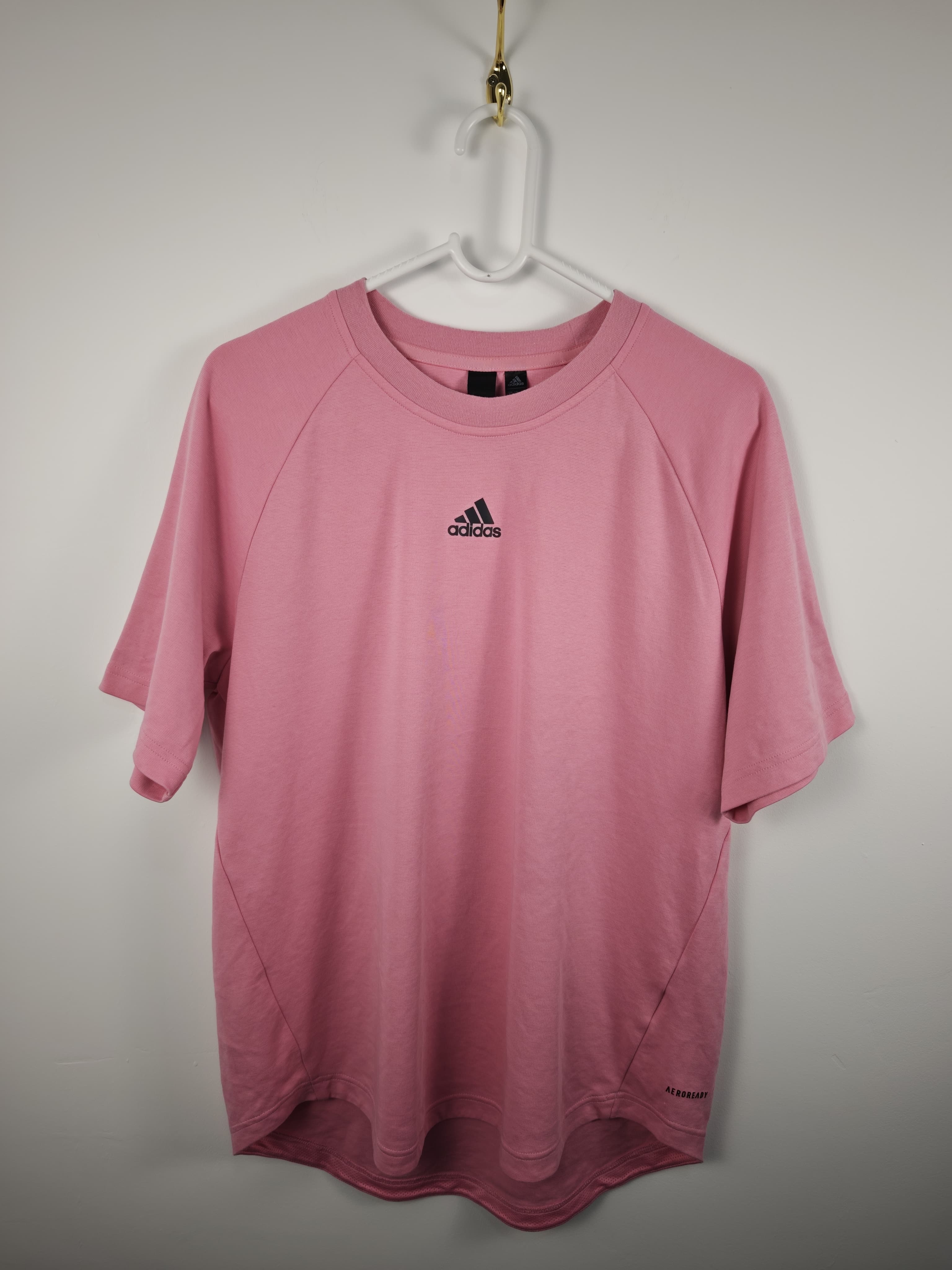 Camiseta Adidas Aeroready Rosa Pastel con Logo Central y Tres Rayas en Espalda - Talla M