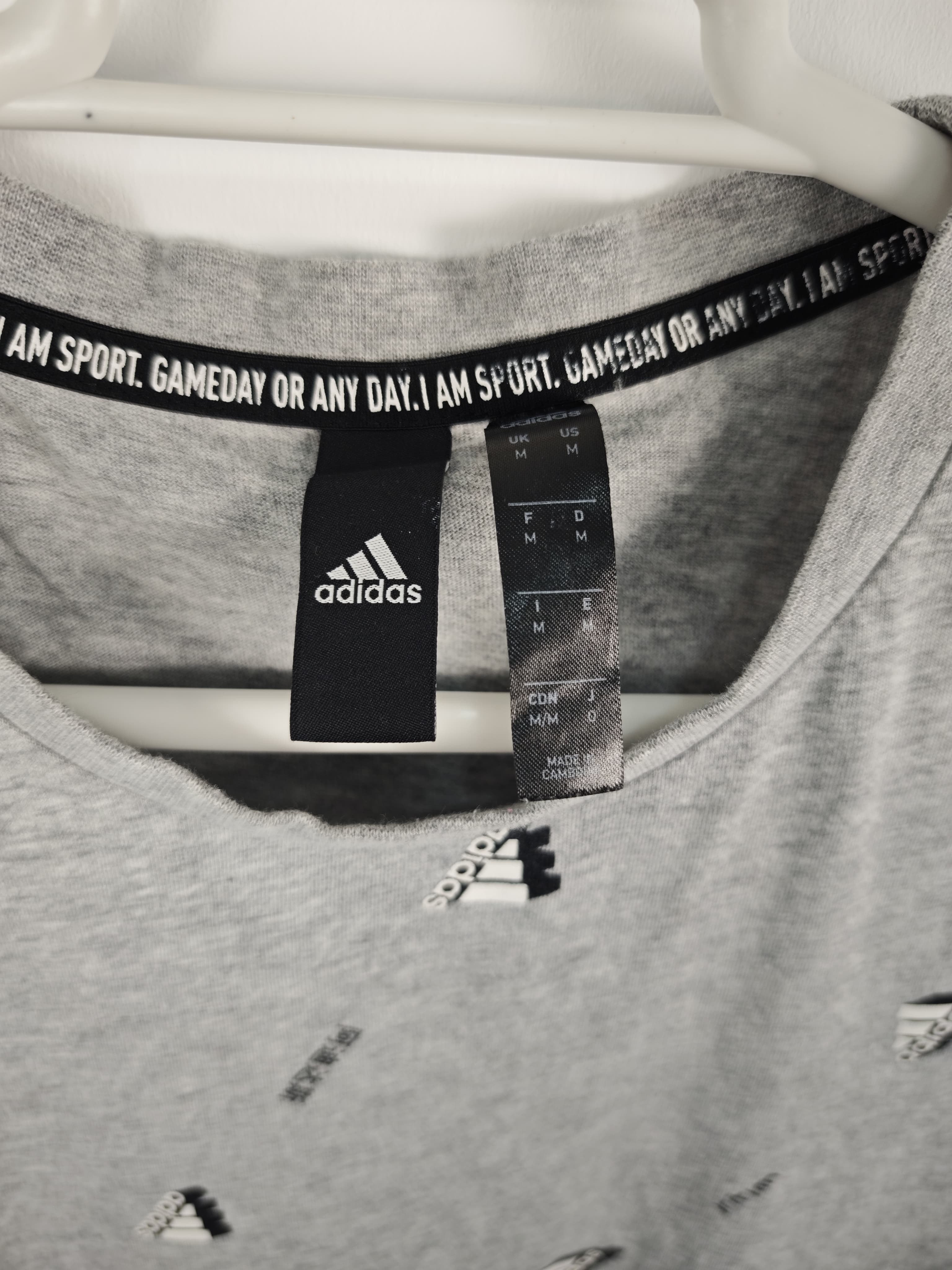 Camiseta Adidas Gris Jaspeada con Estampado Integral de Logotipos y Parche en Manga - Talla M