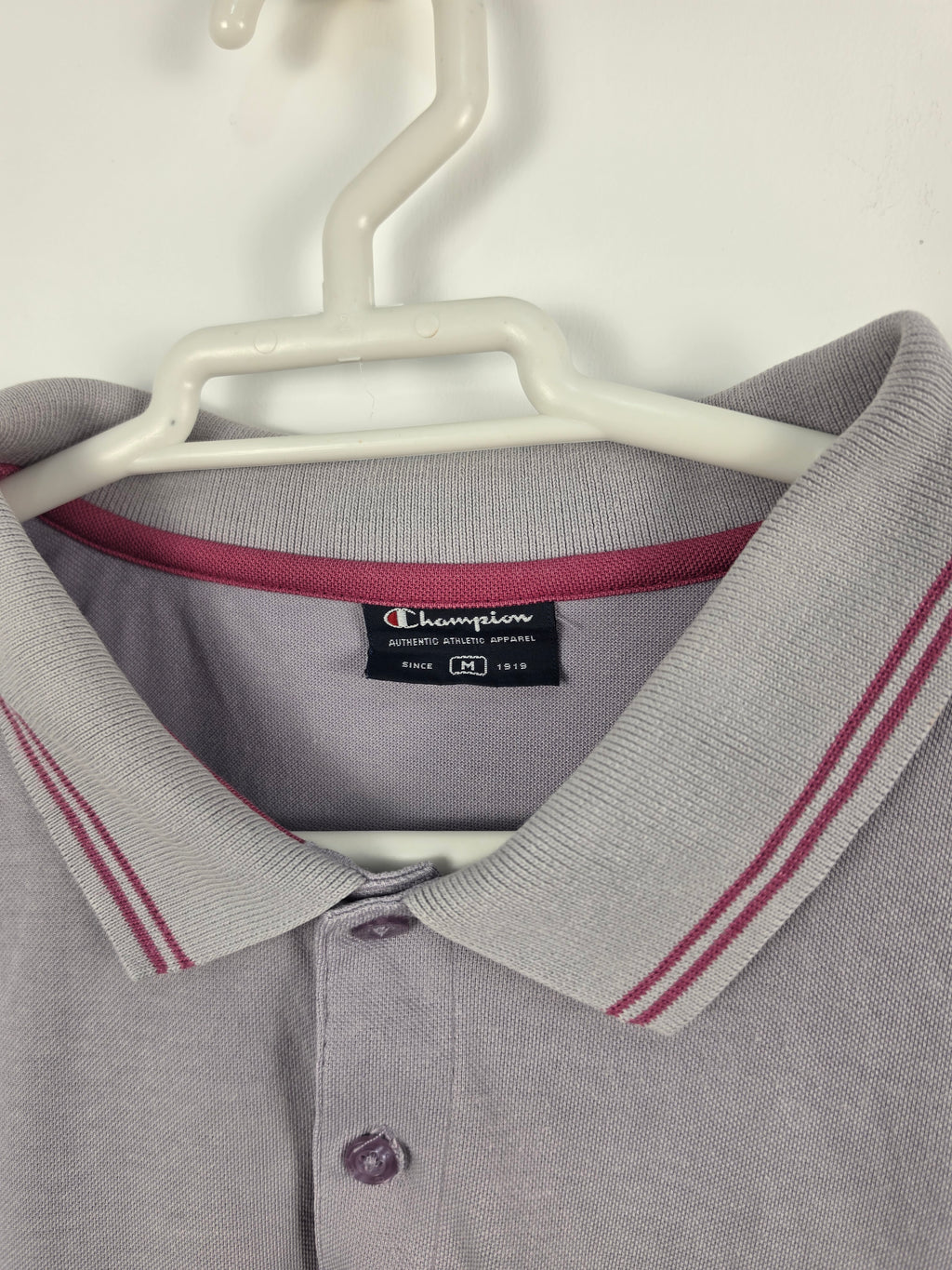 Polo Champion Vintage Violeta Claro - Detalles Granate - Talla M Box-Fit (54x65) - Grado A