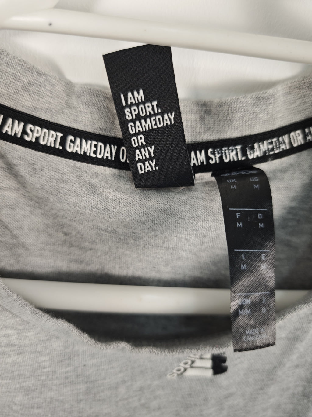 Camiseta Adidas Gris Jaspeada con Estampado Integral de Logotipos y Parche en Manga - Talla M