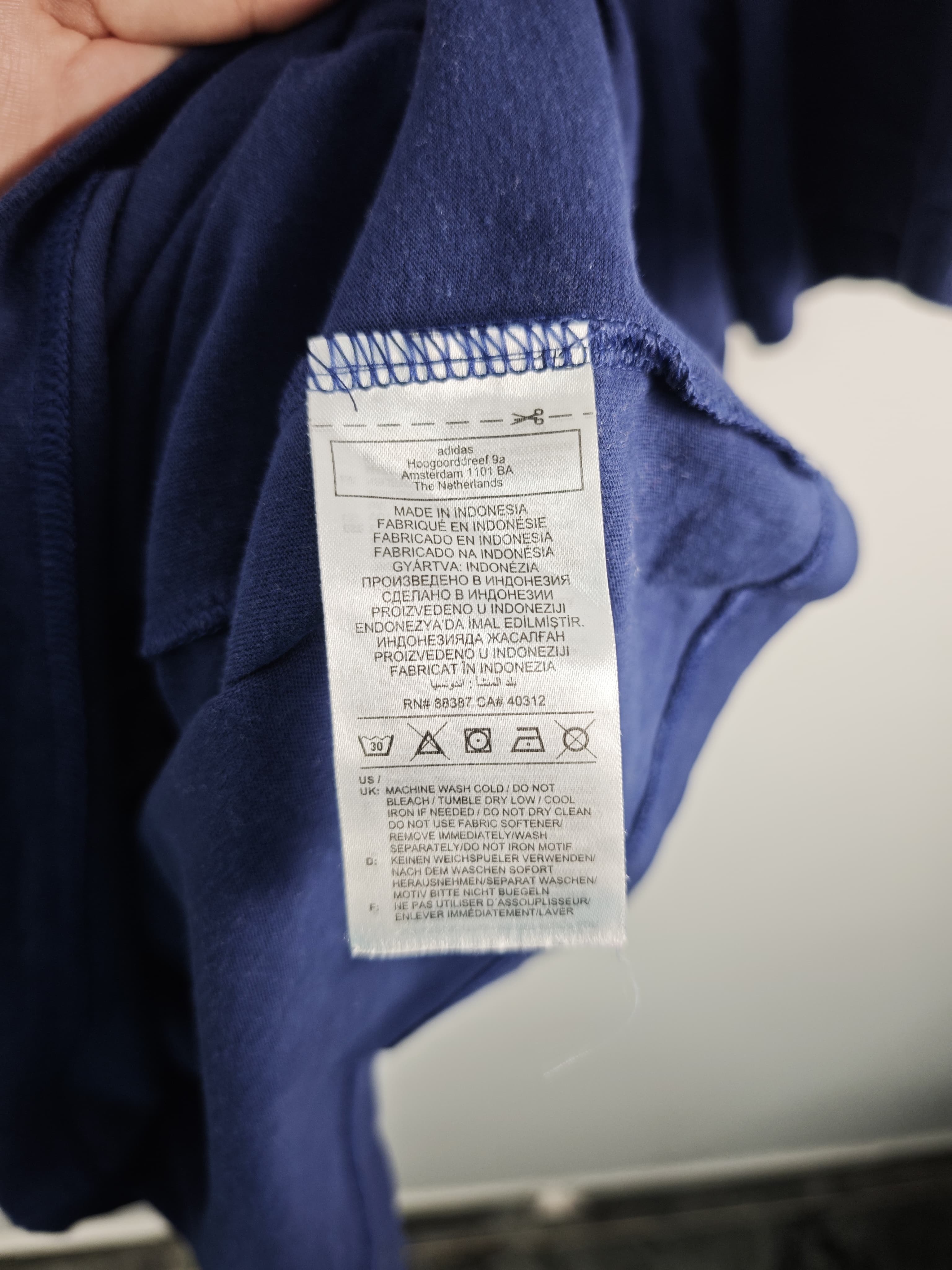Camiseta Adidas Azul Marino con Cuello en Pico y Logotipo Bordado - Talla L