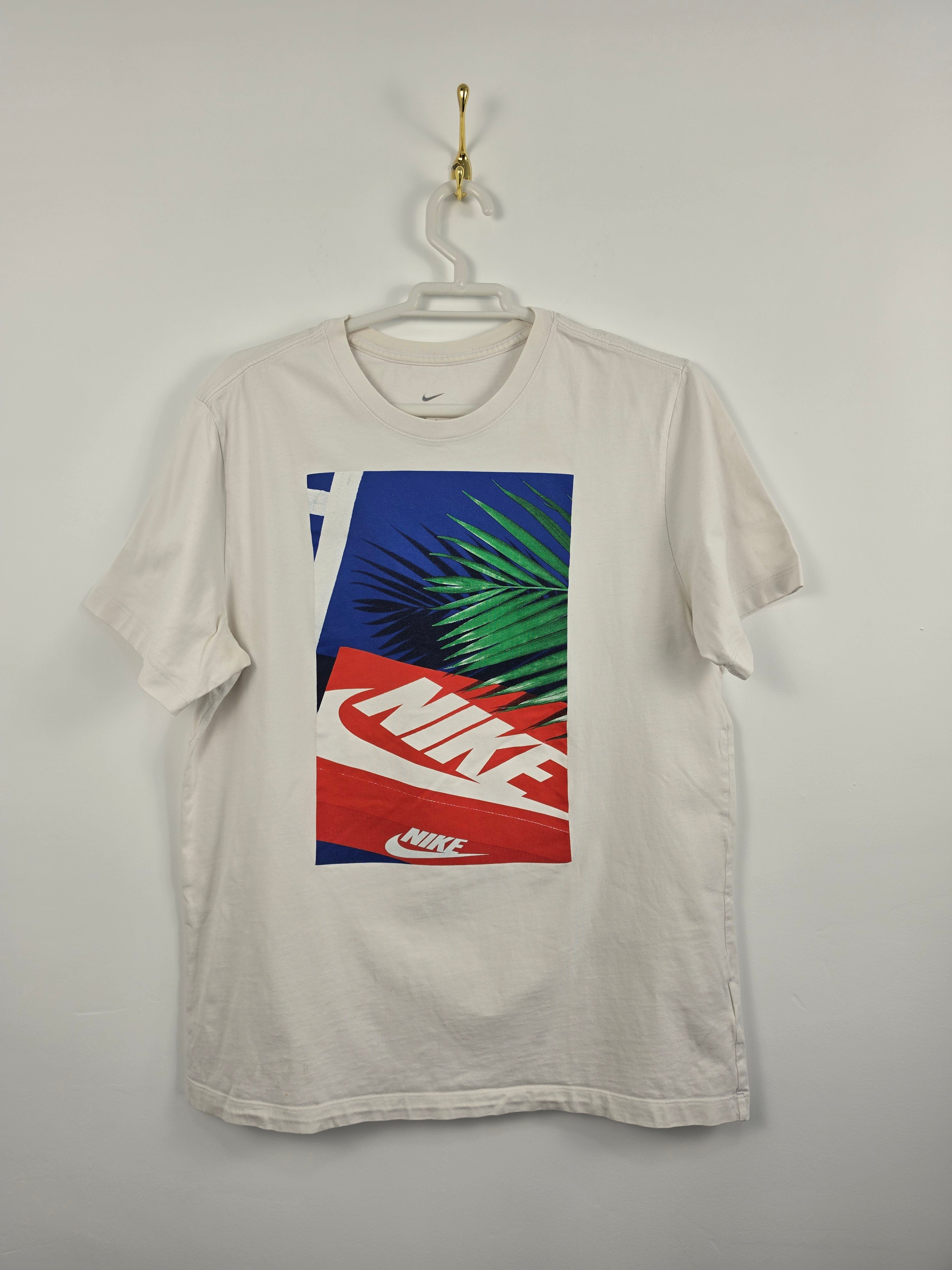 Camiseta Nike Graphic "Shoebox & Palm" Blanca - Talla L (55x70) - Grado B