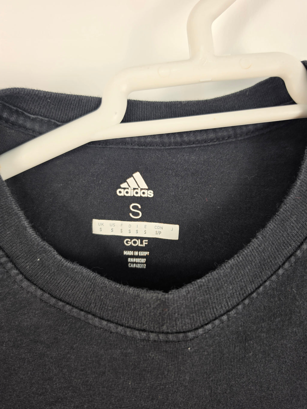 Camiseta Adidas Básica Negra - Logo Bordado - Talla S (46x65) - Grado A