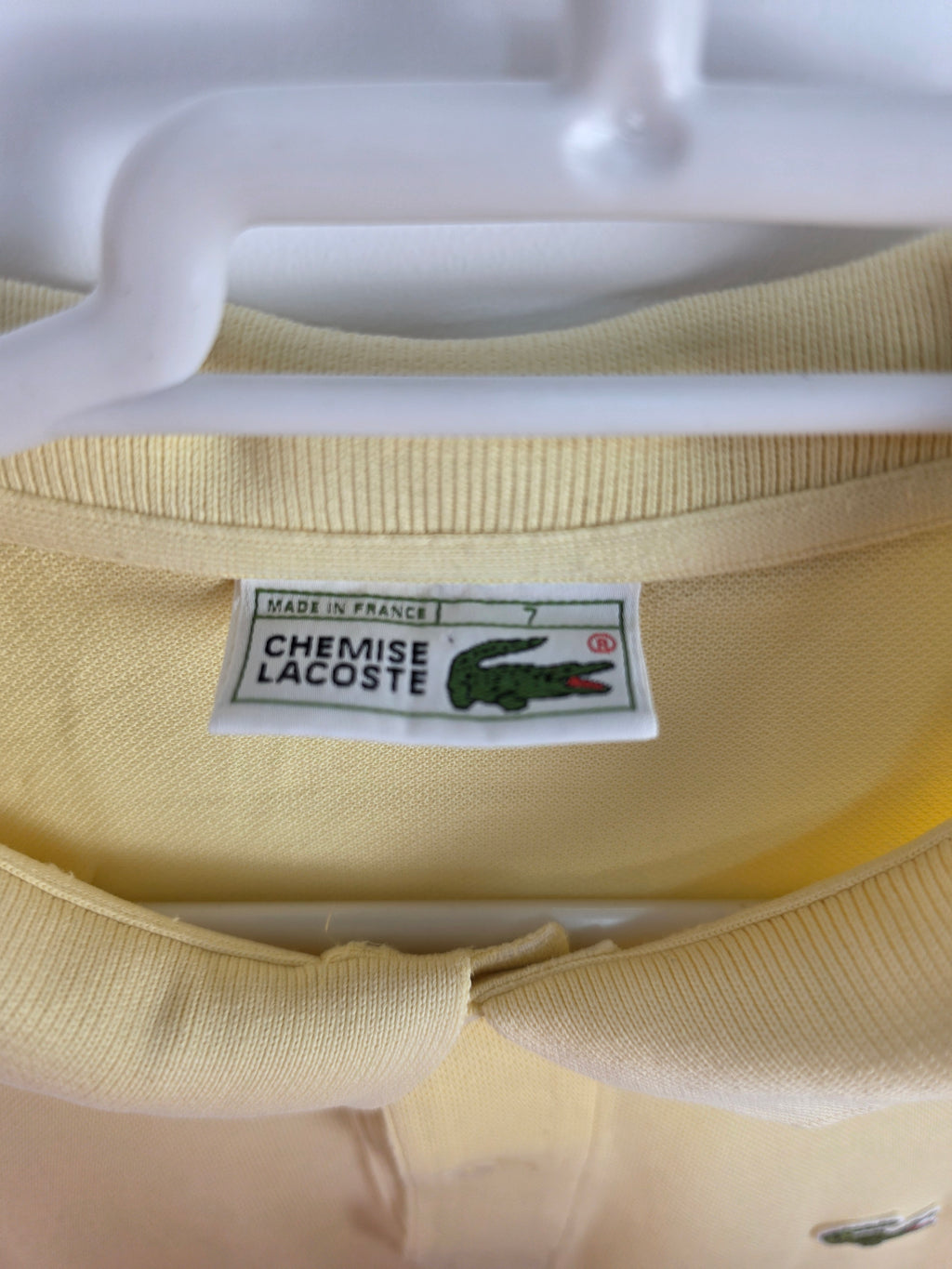 Polo Clásico Lacoste Amarillo Claro - Talla 7 (XXL) - Grado C (61x73) - Con Arreglo