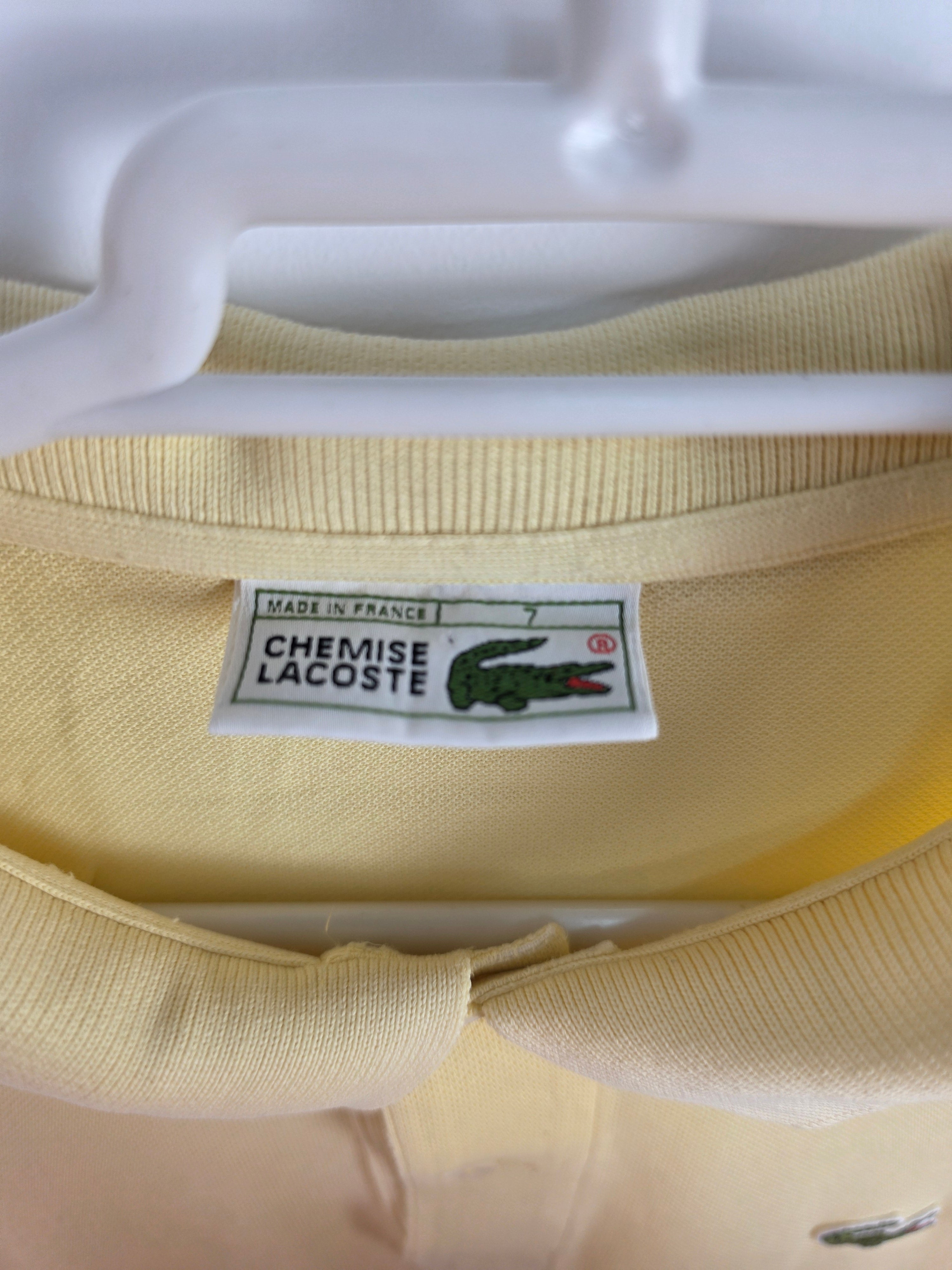 Polo Clásico Lacoste Amarillo Claro - Talla 7 (XXL) - Grado C (61x73) - Con Arreglo