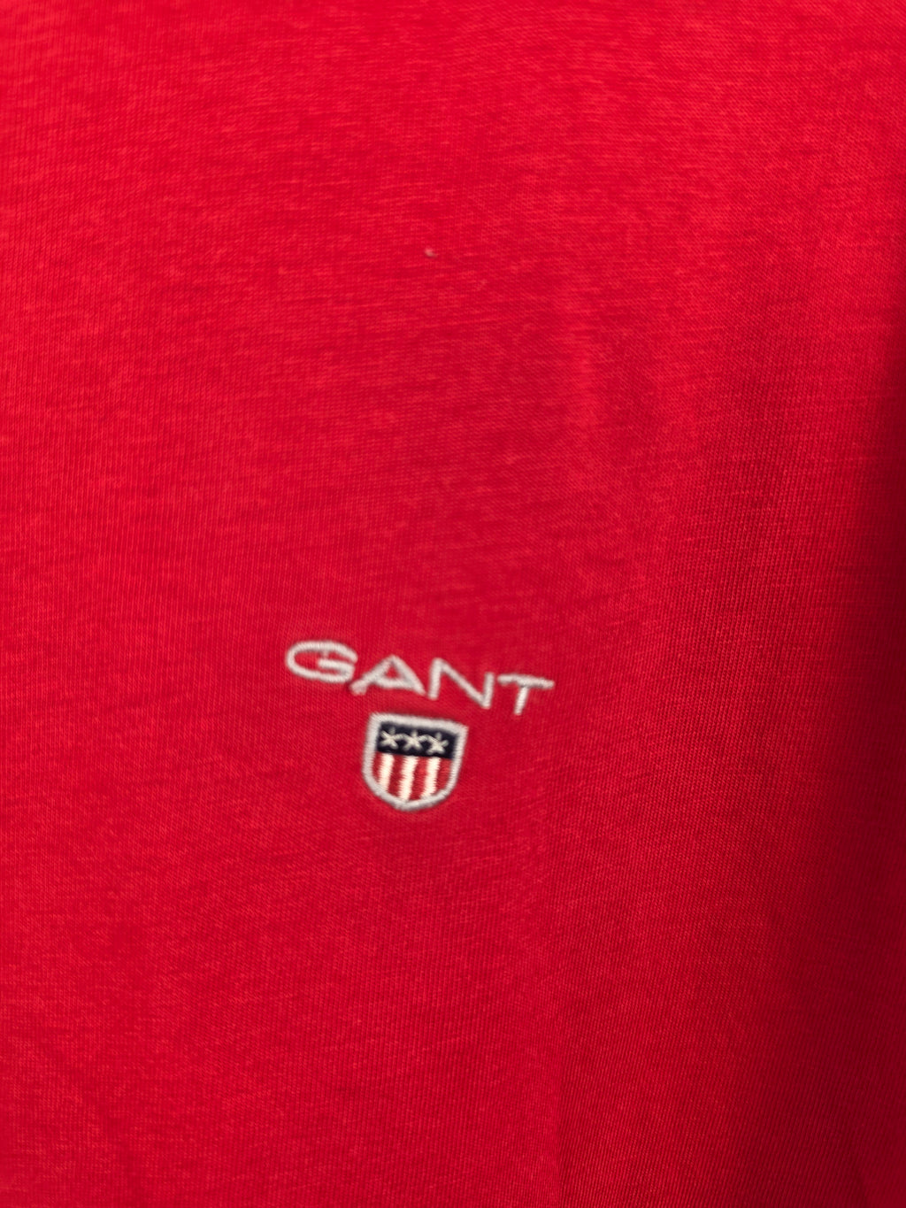 Camiseta Gant Roja - Talla 2XL - Logo Bordado - Grado A