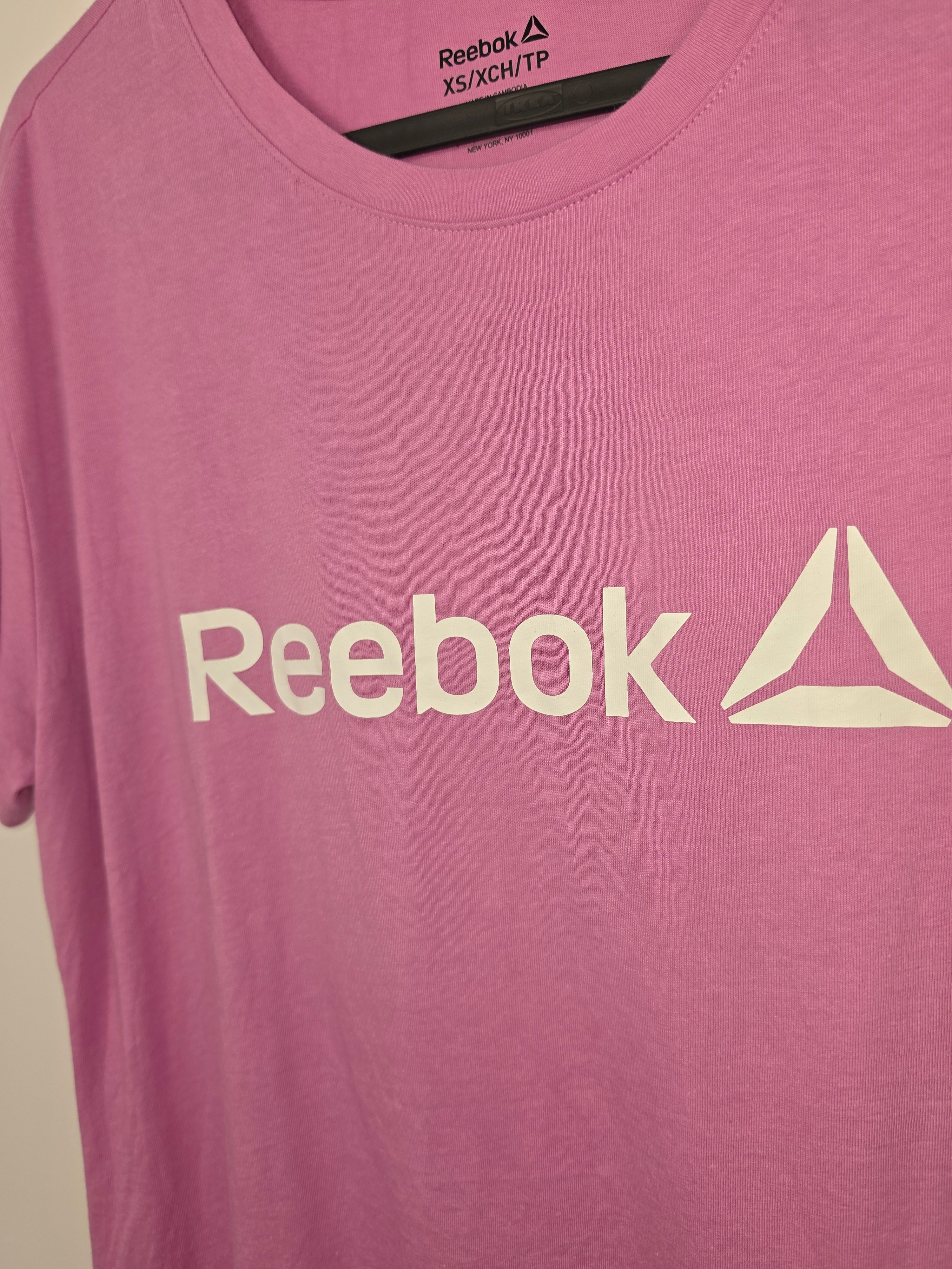 Camiseta Reebok Logo Graphic - Talla XS - Rosa Pastel - Grado A