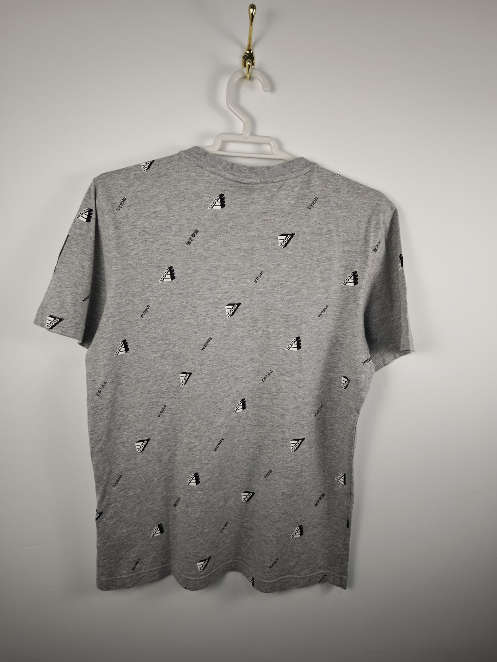 Camiseta Adidas Gris Jaspeada con Estampado Integral de Logotipos y Parche en Manga - Talla M