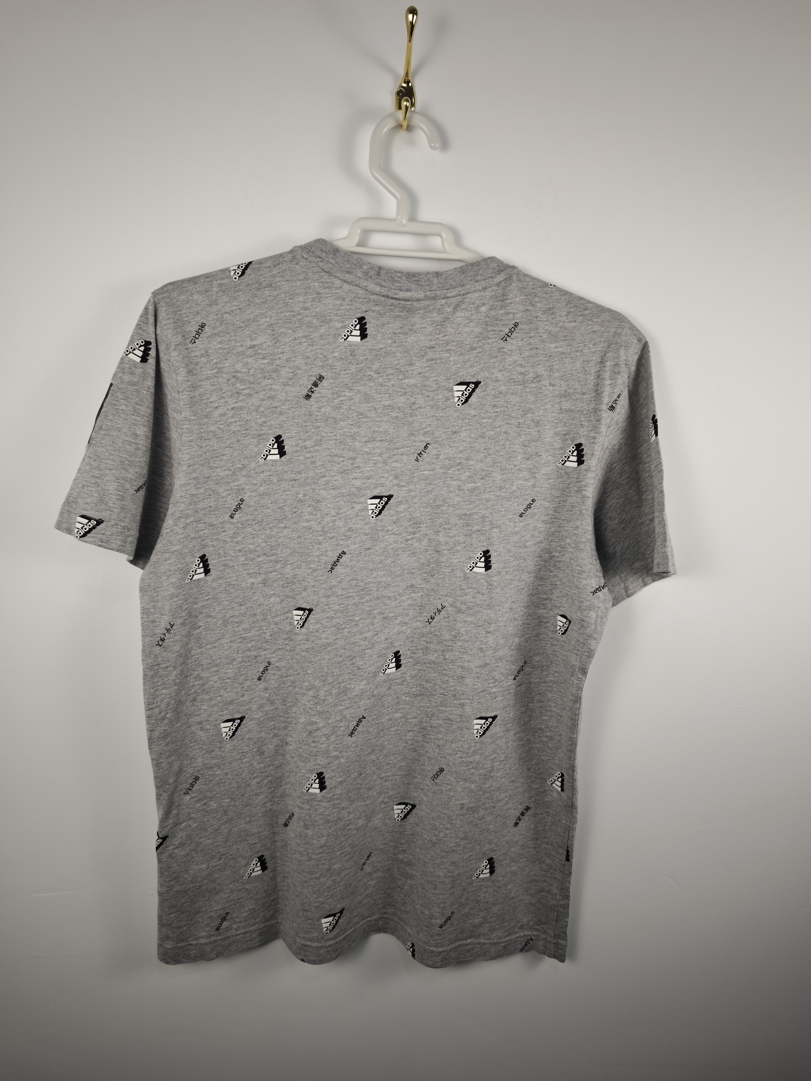 Camiseta Adidas Gris Jaspeada con Estampado Integral de Logotipos y Parche en Manga - Talla M