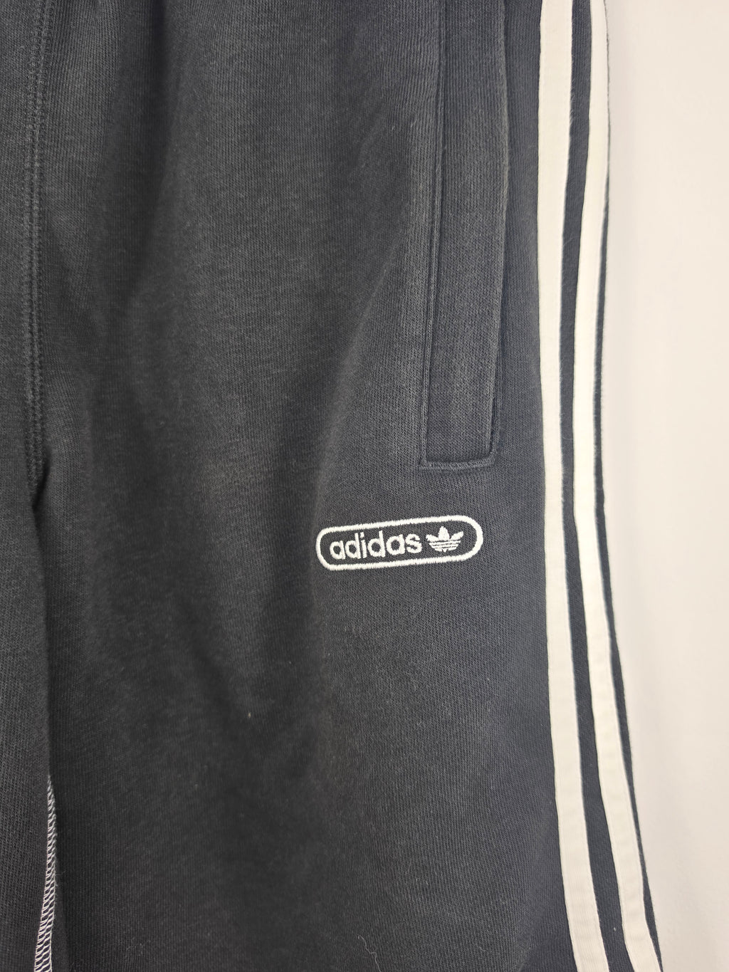 Pantalón Corto Adidas Essentials - Negro/Blanco - Talla XS - Buen Estado