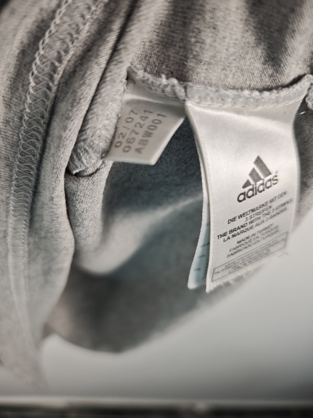Camiseta Adidas Gris Jaspeada con Logotipo Frontal de Líneas Diagonales - Talla M