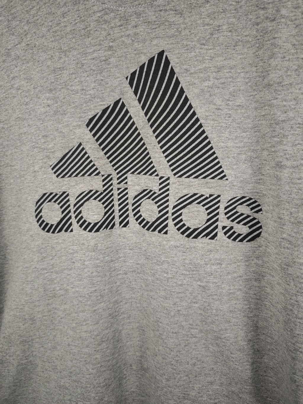 Camiseta Adidas Gris Jaspeada con Logotipo Frontal de Líneas Diagonales - Talla M
