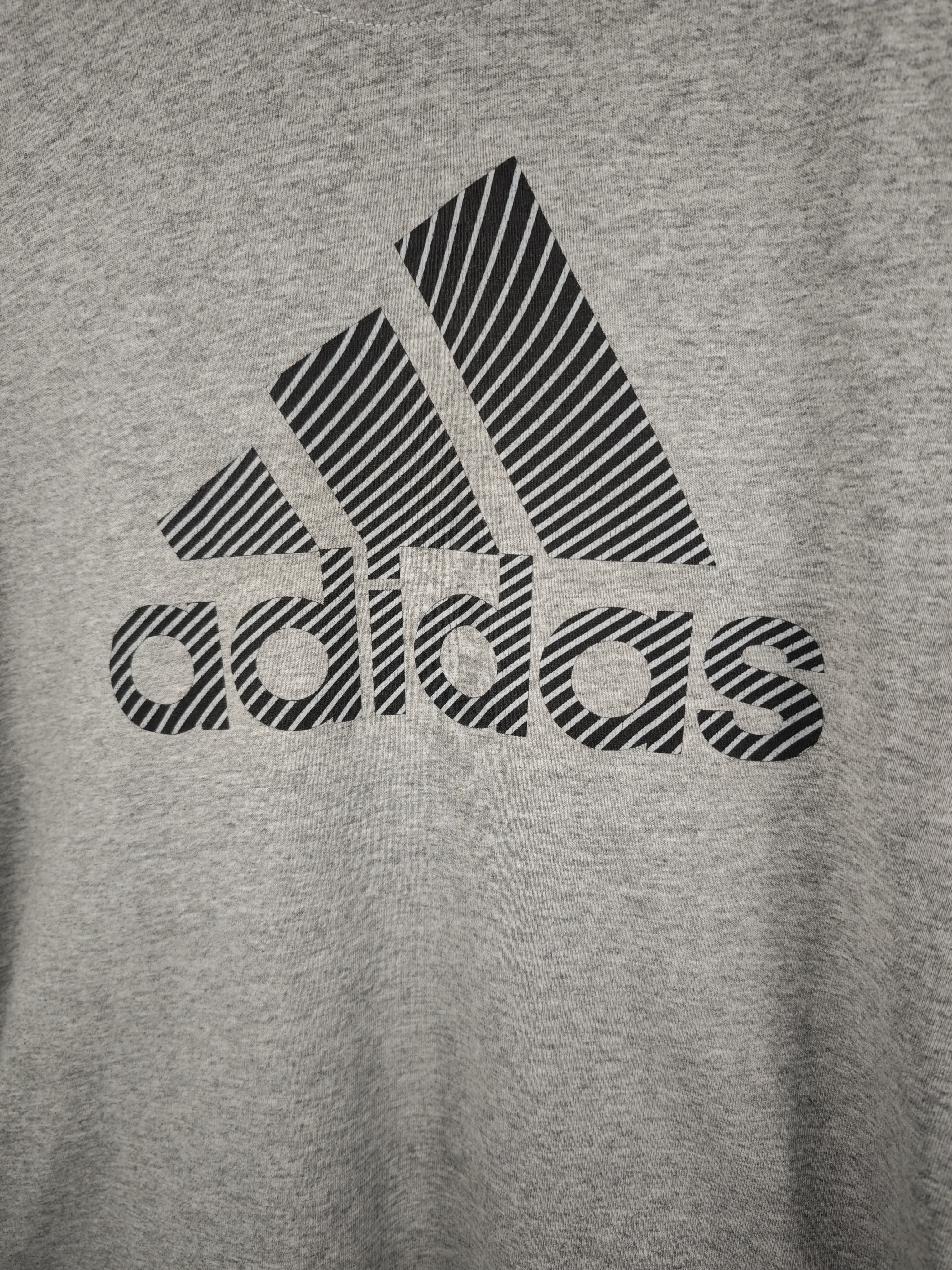 Camiseta Adidas Gris Jaspeada con Logotipo Frontal de Líneas Diagonales - Talla M