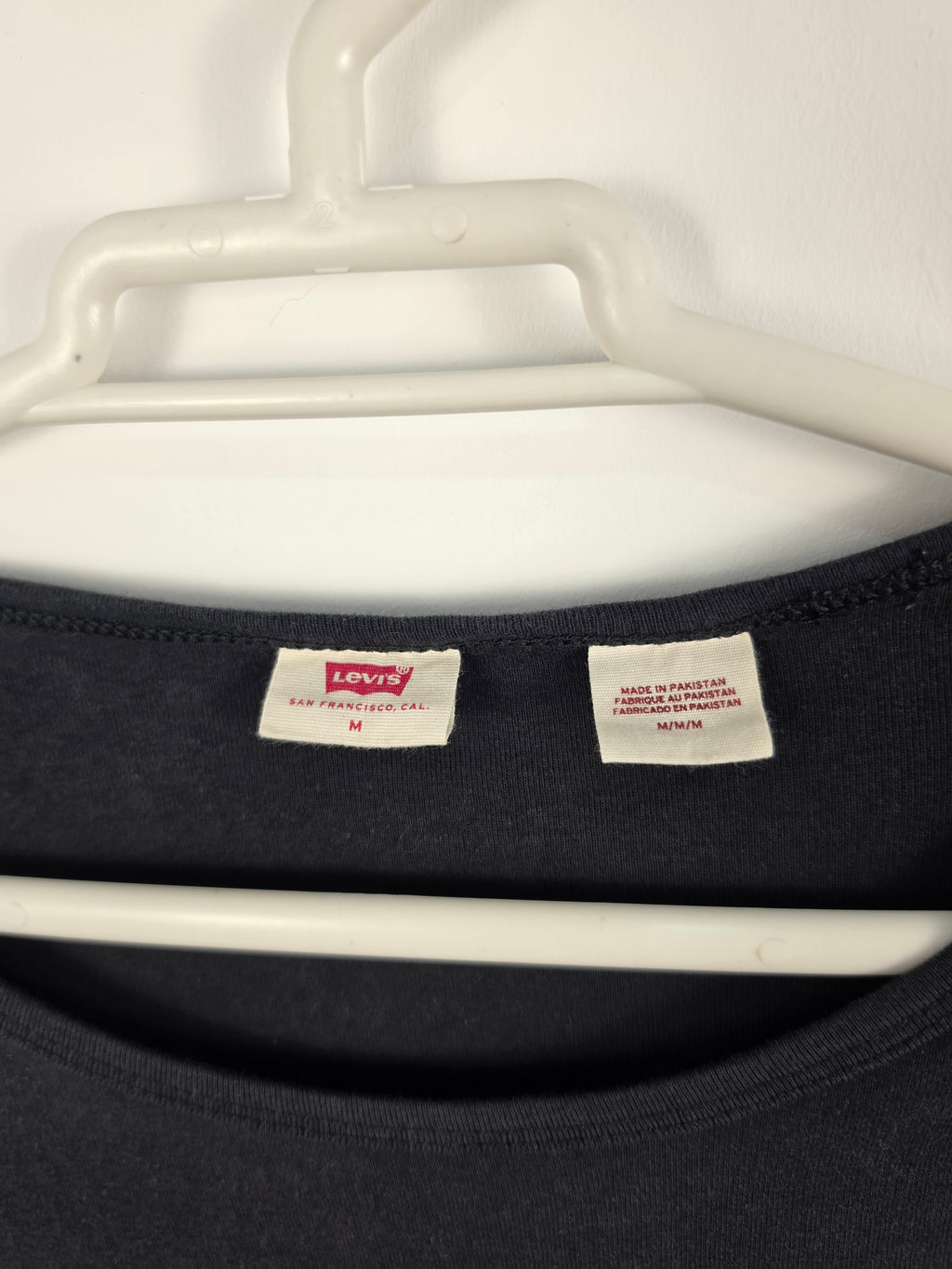 Camiseta Levi's Básica Negra Mujer - Logo Bordado - Talla M (44x57) - Grado A