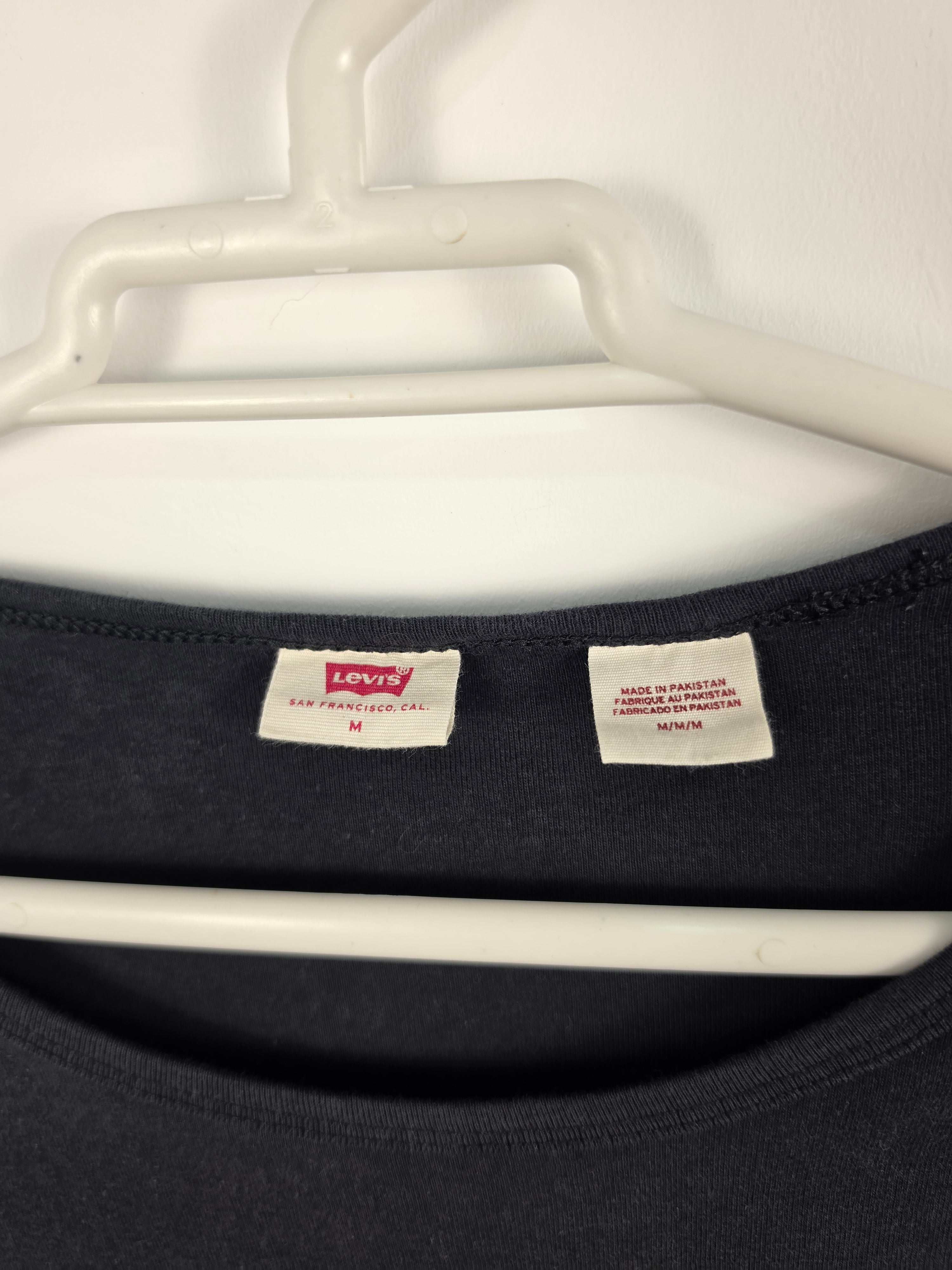 Camiseta Levi's Básica Negra Mujer - Logo Bordado - Talla M (44x57) - Grado A