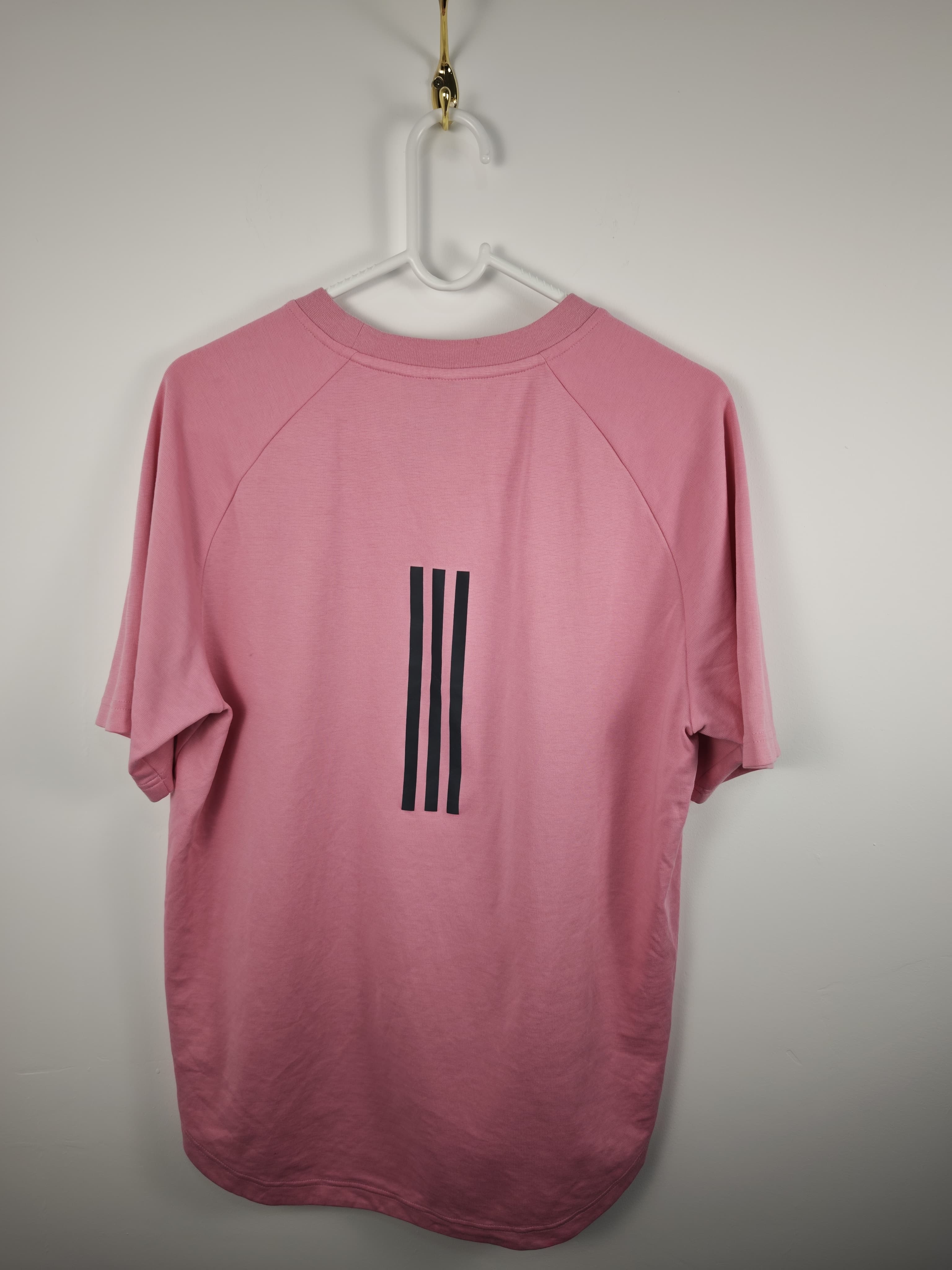 Camiseta Adidas Aeroready Rosa Pastel con Logo Central y Tres Rayas en Espalda - Talla M